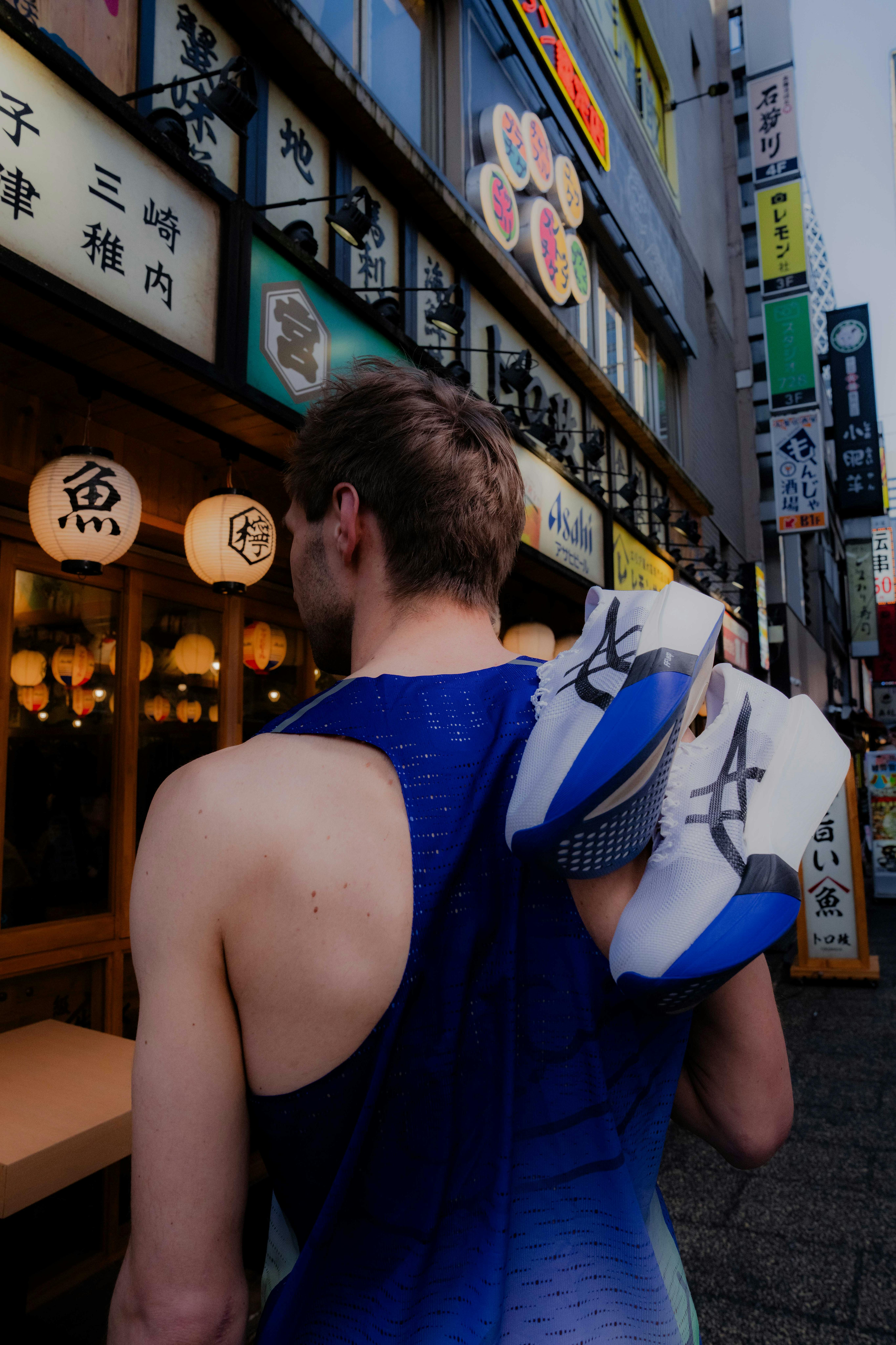 runner-lleva-zapatillas-de-running-asics-metaspeed-sky-en-tokio