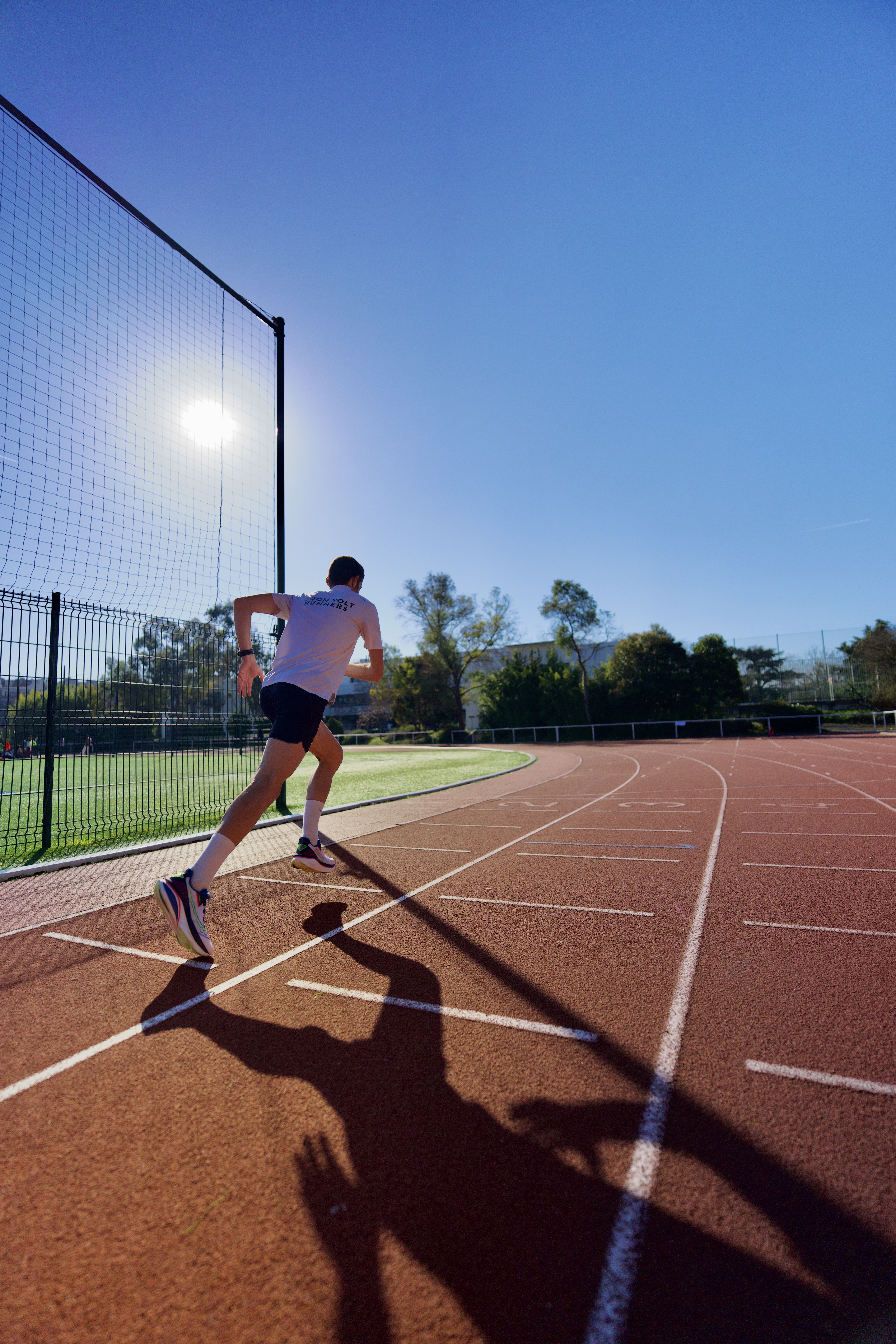 sportsshoes-ambassador-running-on-race-tracks-in-saucony-endorphin-azura-shoes