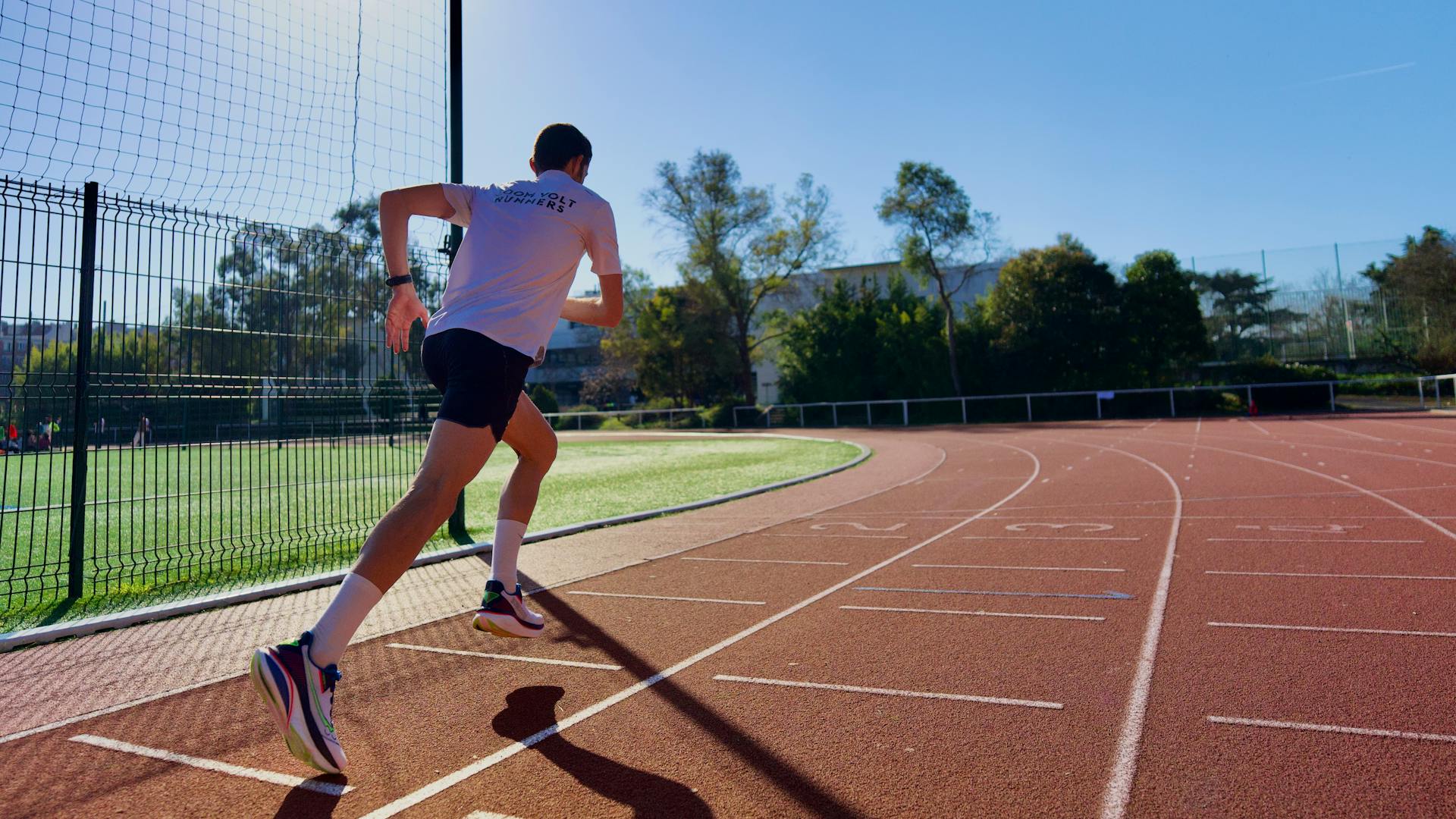 sportsshoes-ambassador-running-on-race-tracks-in-saucony-endorphin-azura-shoes