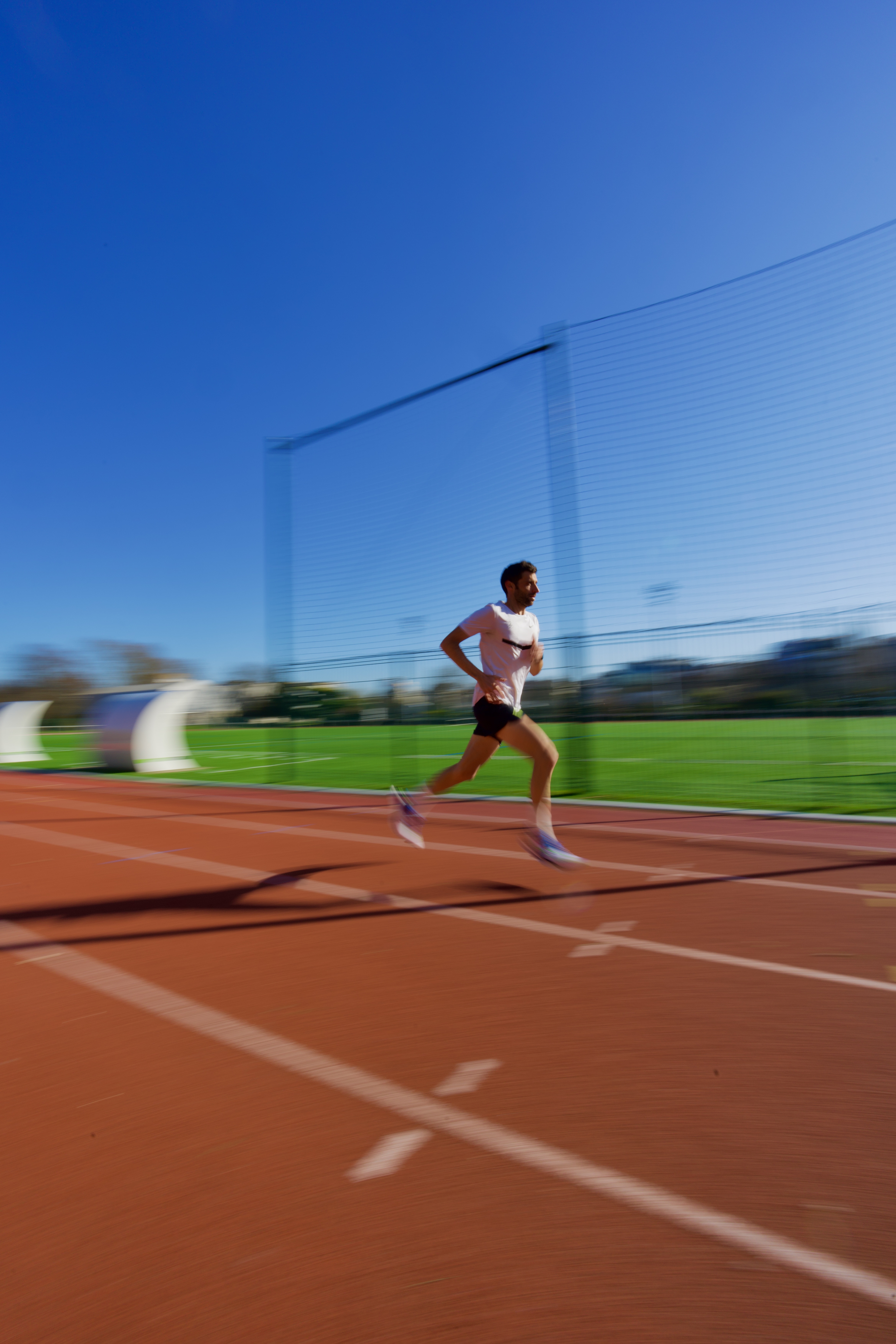 sportsshoes-ambassdor-in-saucony-endorphin-azura-sprinting-on-racetracks