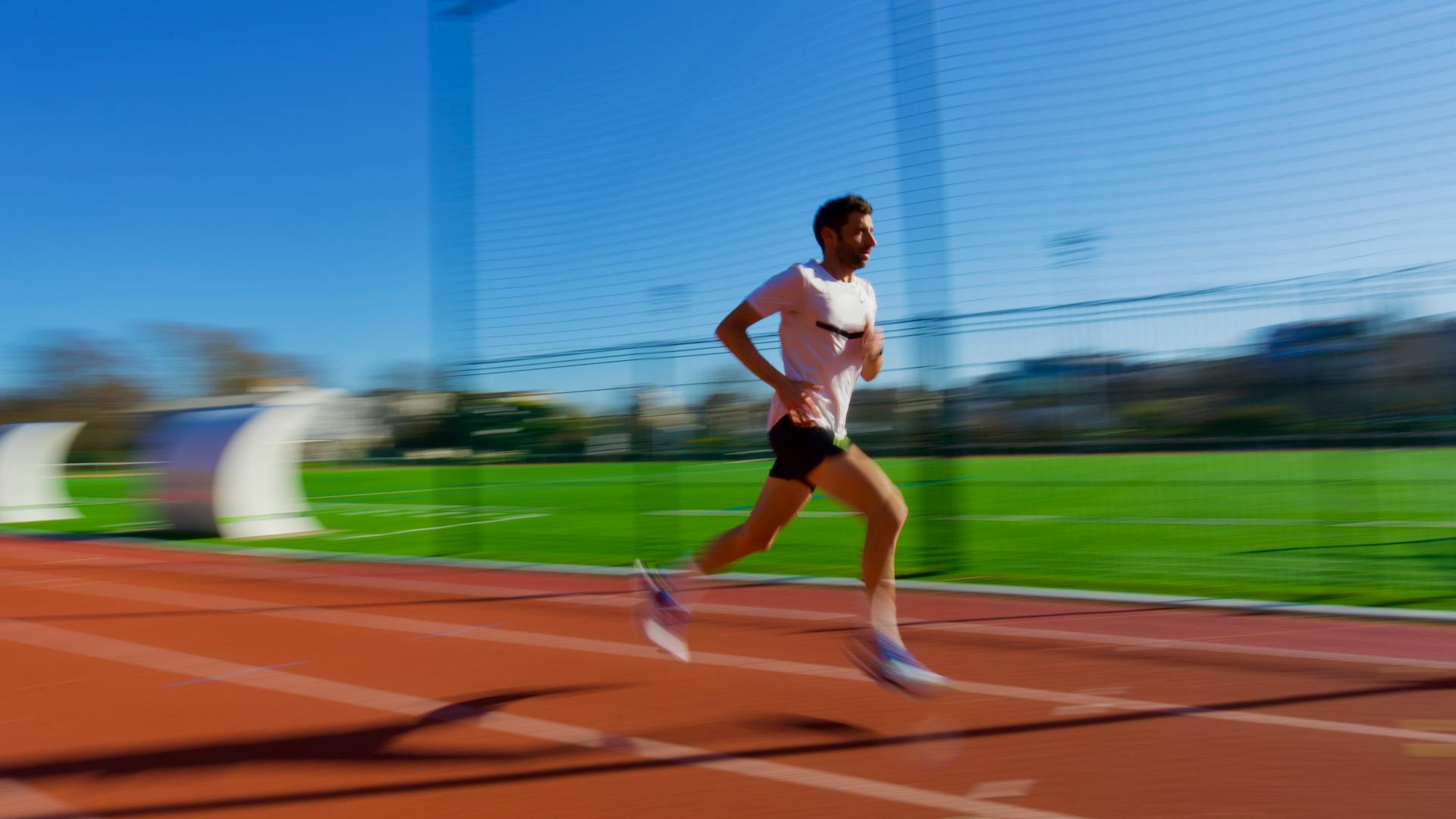 sportsshoes-ambassdor-in-saucony-endorphin-azura-sprinting-on-racetracks