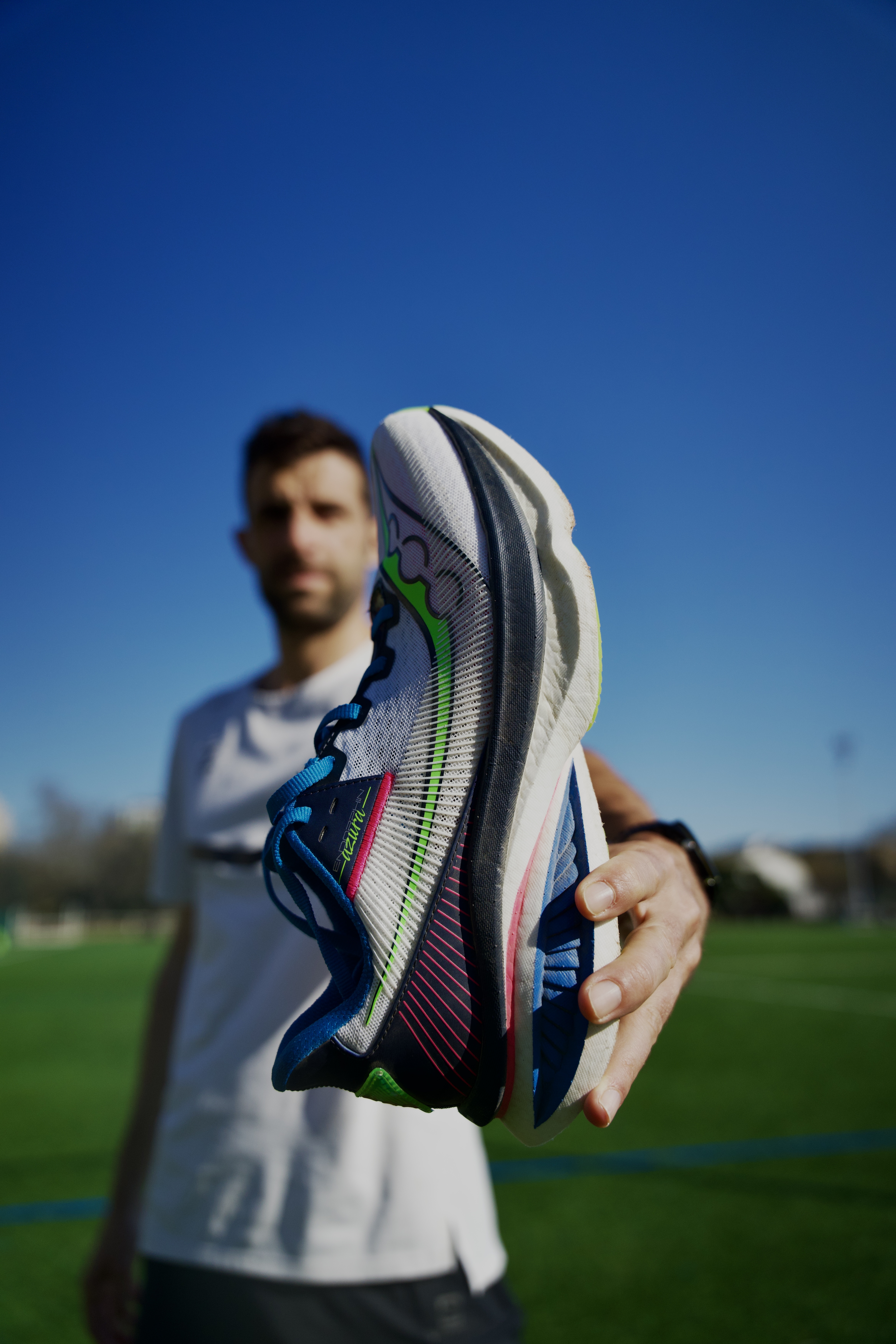 sportsshoes-ambassador-holding-sauony-endophin-azura-running-shoe