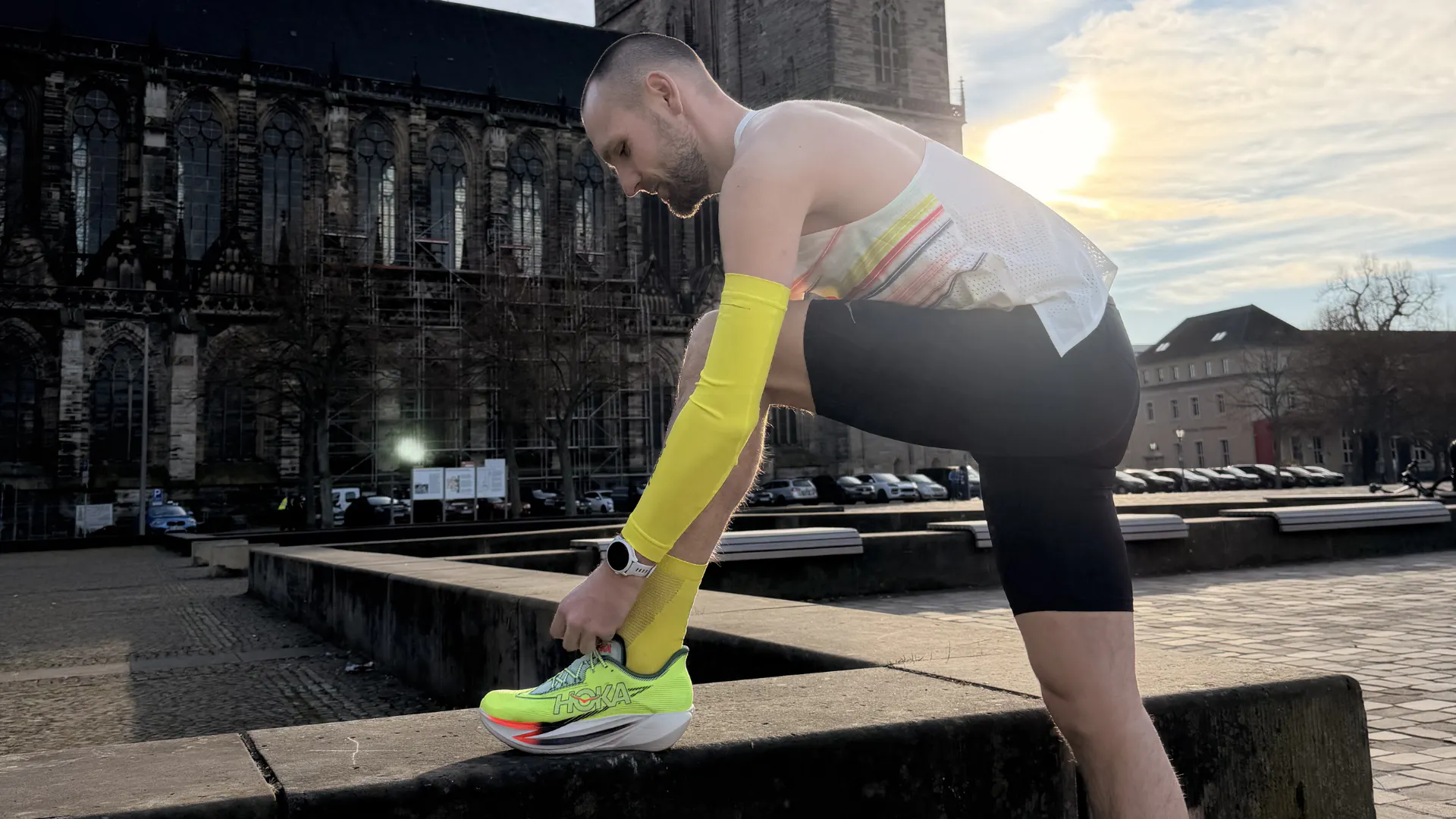 Corredor atándose las zapatillas de running HOKA Cielo X1 3.0