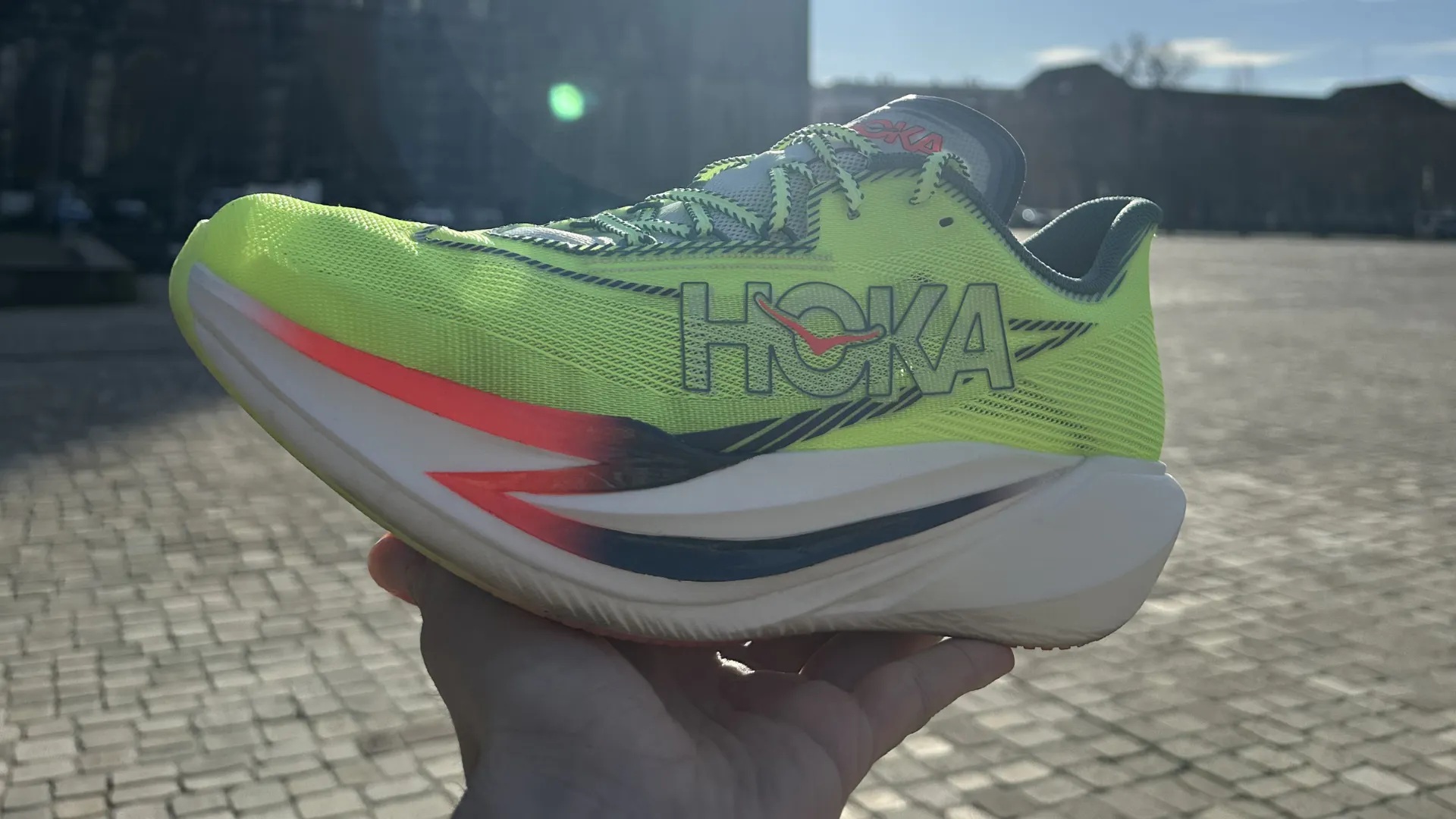 Primer plano de las zapatillas de running HOKA Cielo X1 3.0
