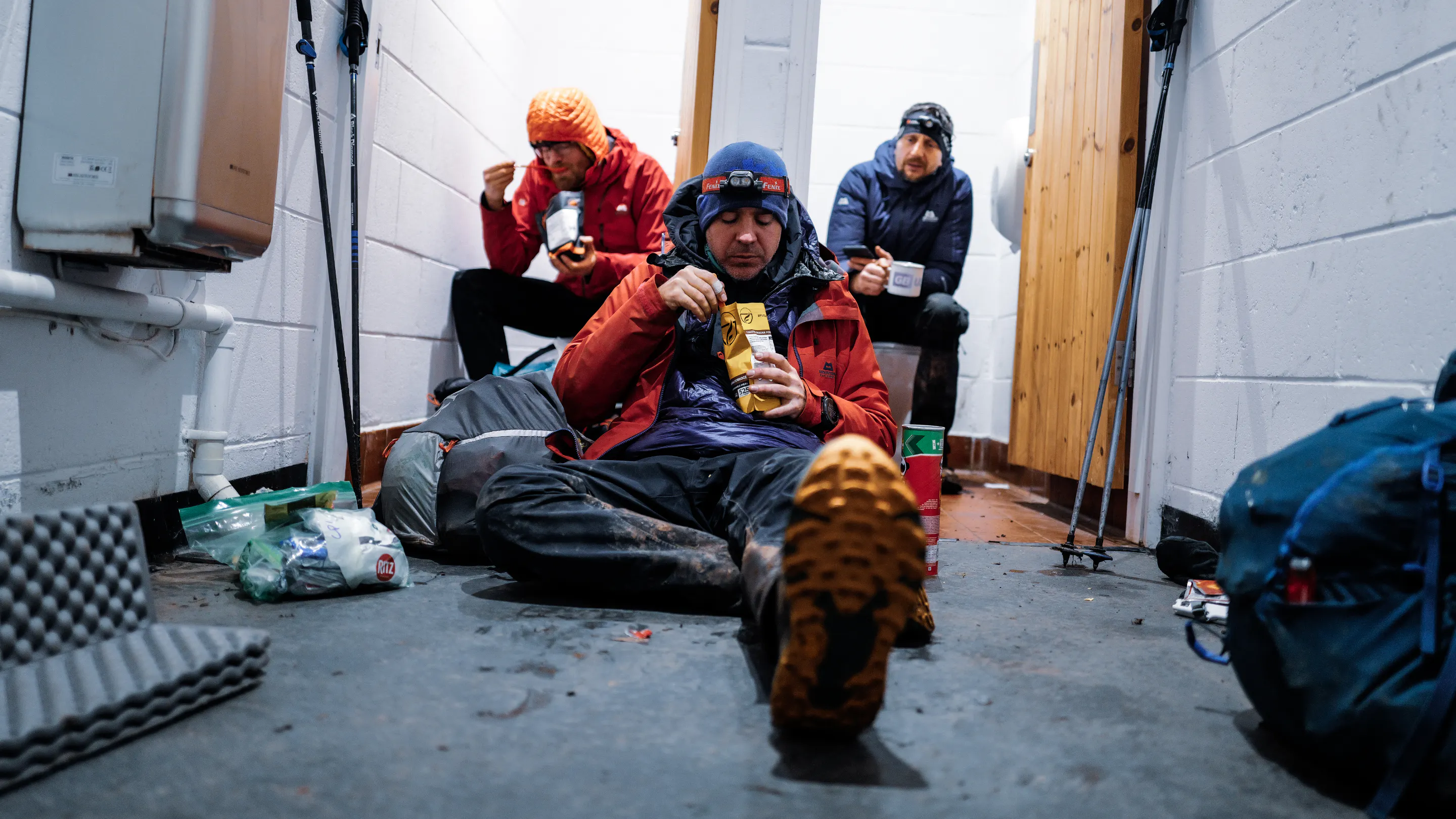 Montane-winter-spine-racers-taking-refuge