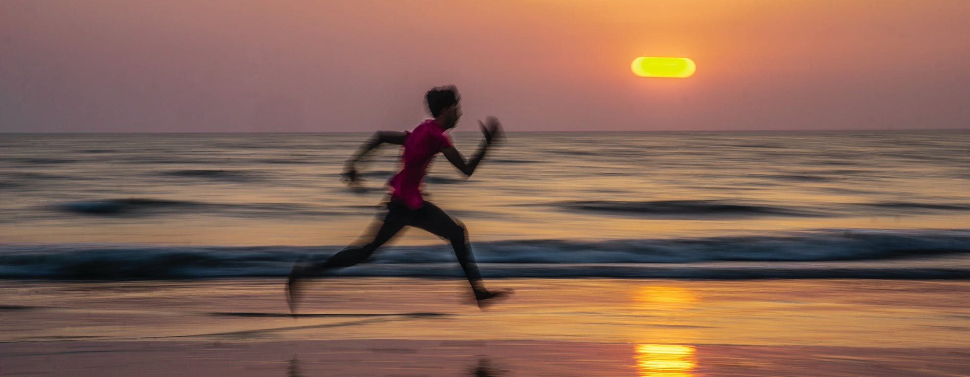 Correre sulla spiaggia: consigli e benefici per i runner