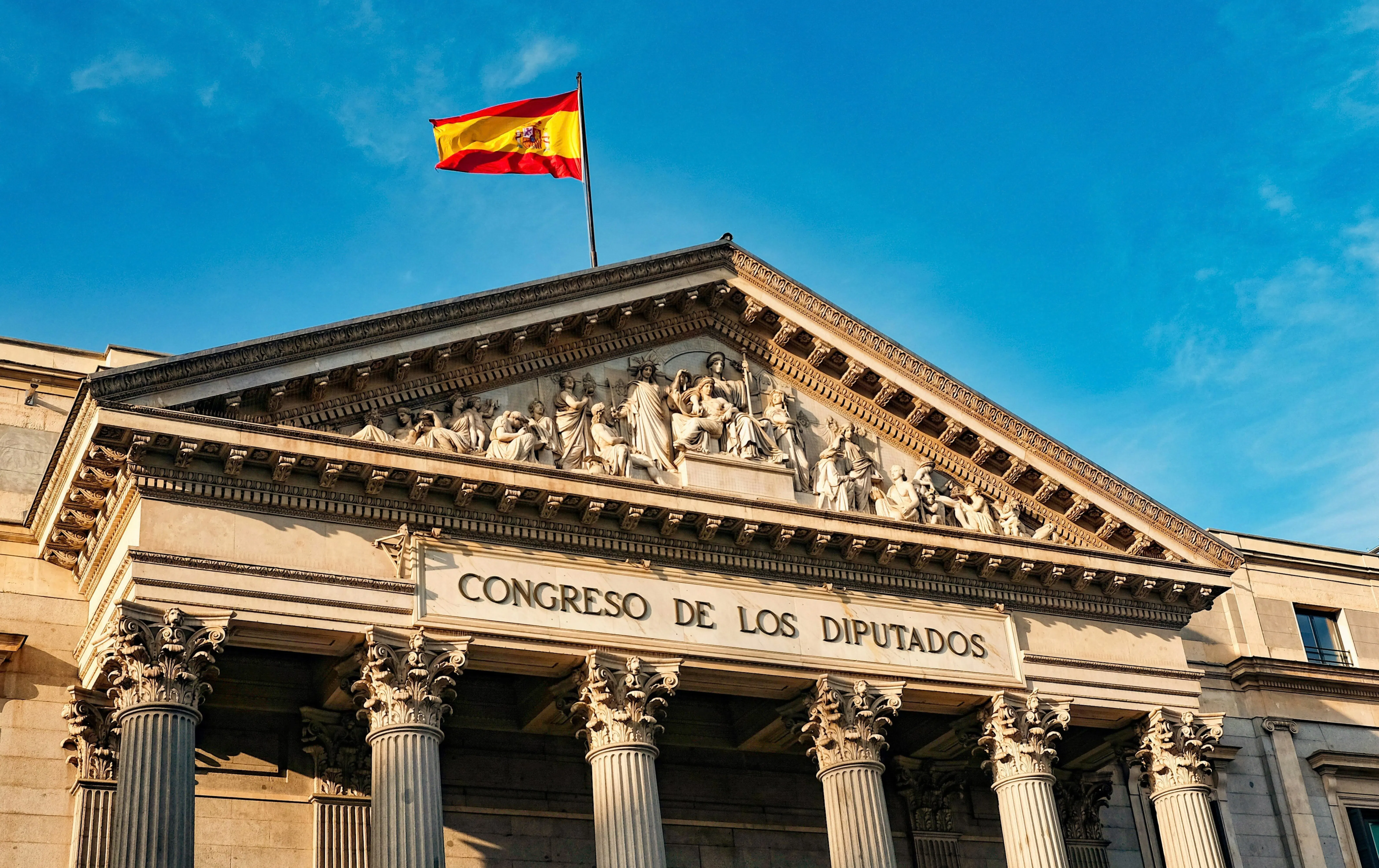 Spanish Congress of Deputies in Madrid with the Spanish flag, following the government's approval of a new rental decree in October 2026 affecting landlords, tenants and rental contracts.