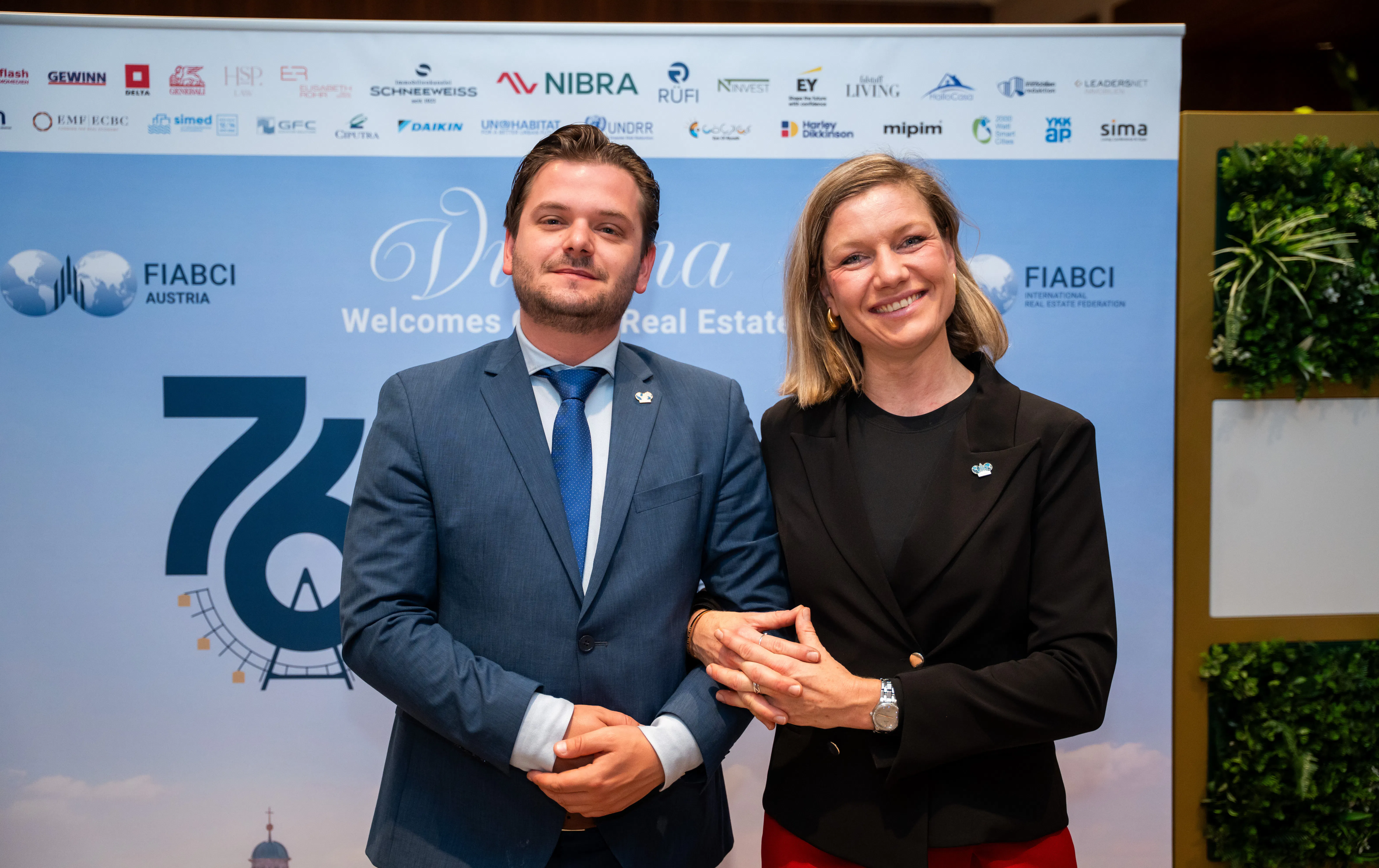 Linda Ferstl, de MySpot Barcelona, al Congrés Mundial Immobiliari de FIABCI a Viena, destacant el networking immobiliari internacional i les connexions professionals globals.