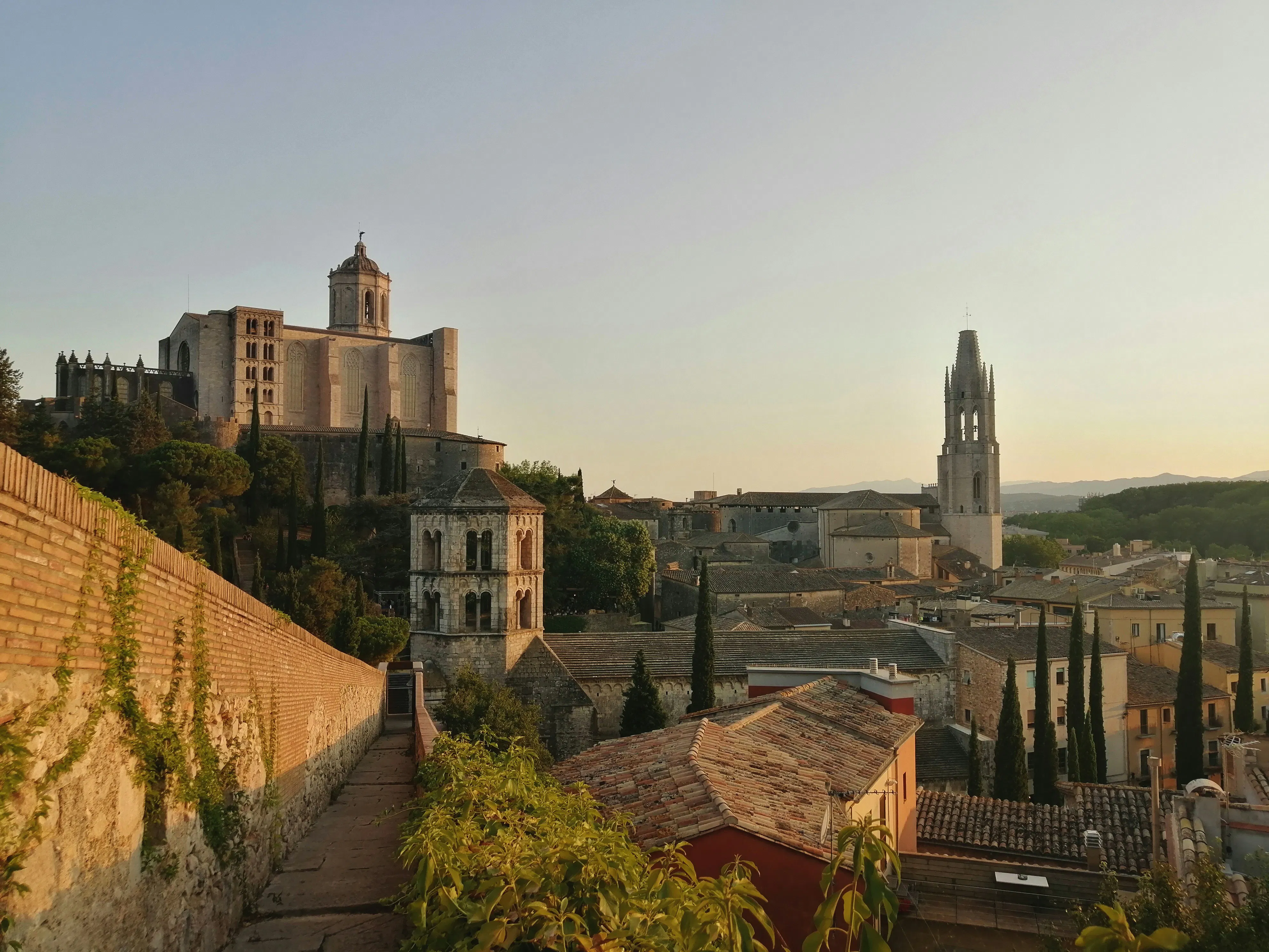 Panoramablick über die Altstadt von Girona mit Kathedralentürmen, historischen Steingebäuden und traditionellen Dächern in Katalonien.