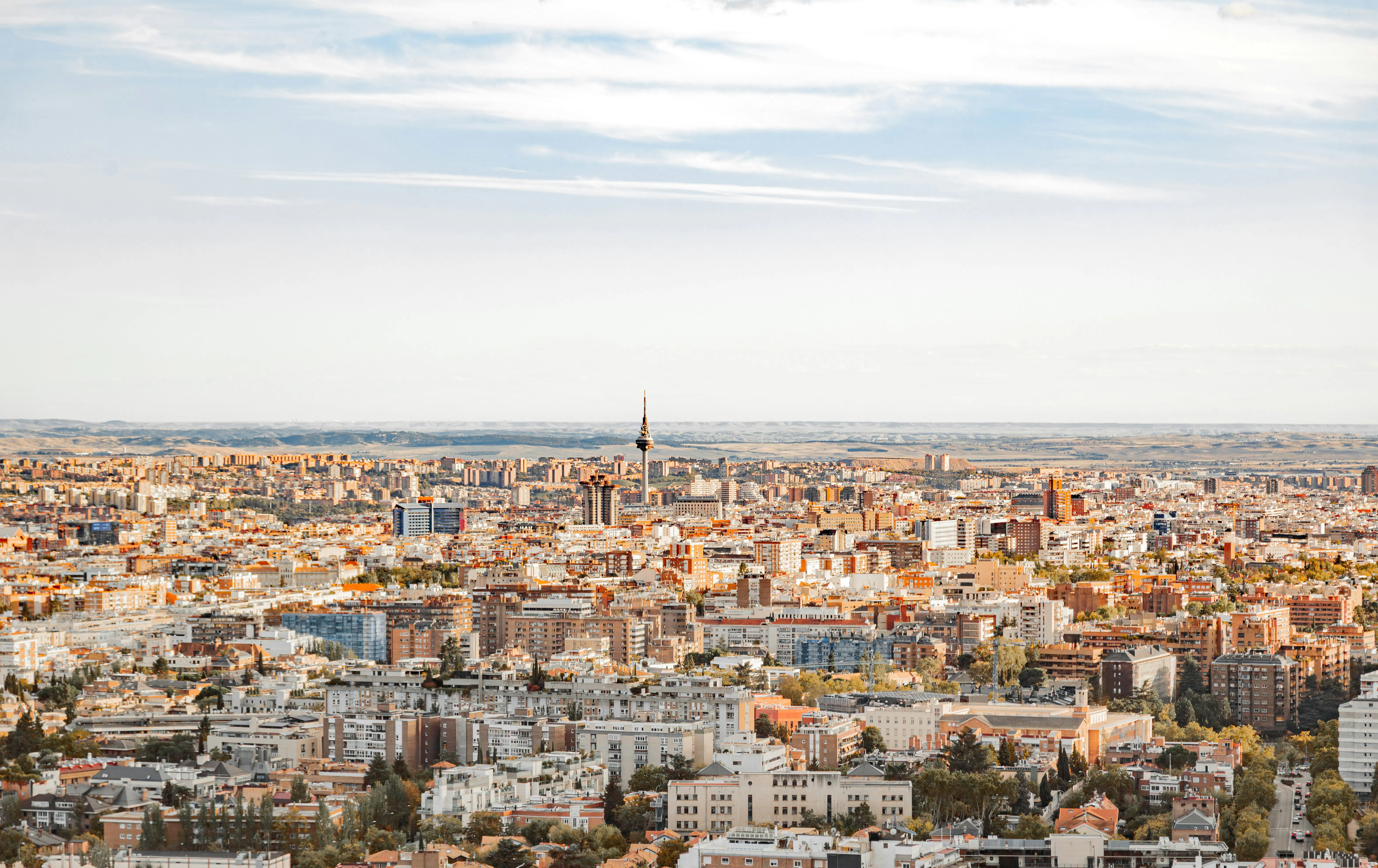 Vista panoràmica de l’skyline de Madrid i dels seus barris residencials, representativa de la demanda d’habitatge i dels preus immobiliaris a Espanya el 2026.