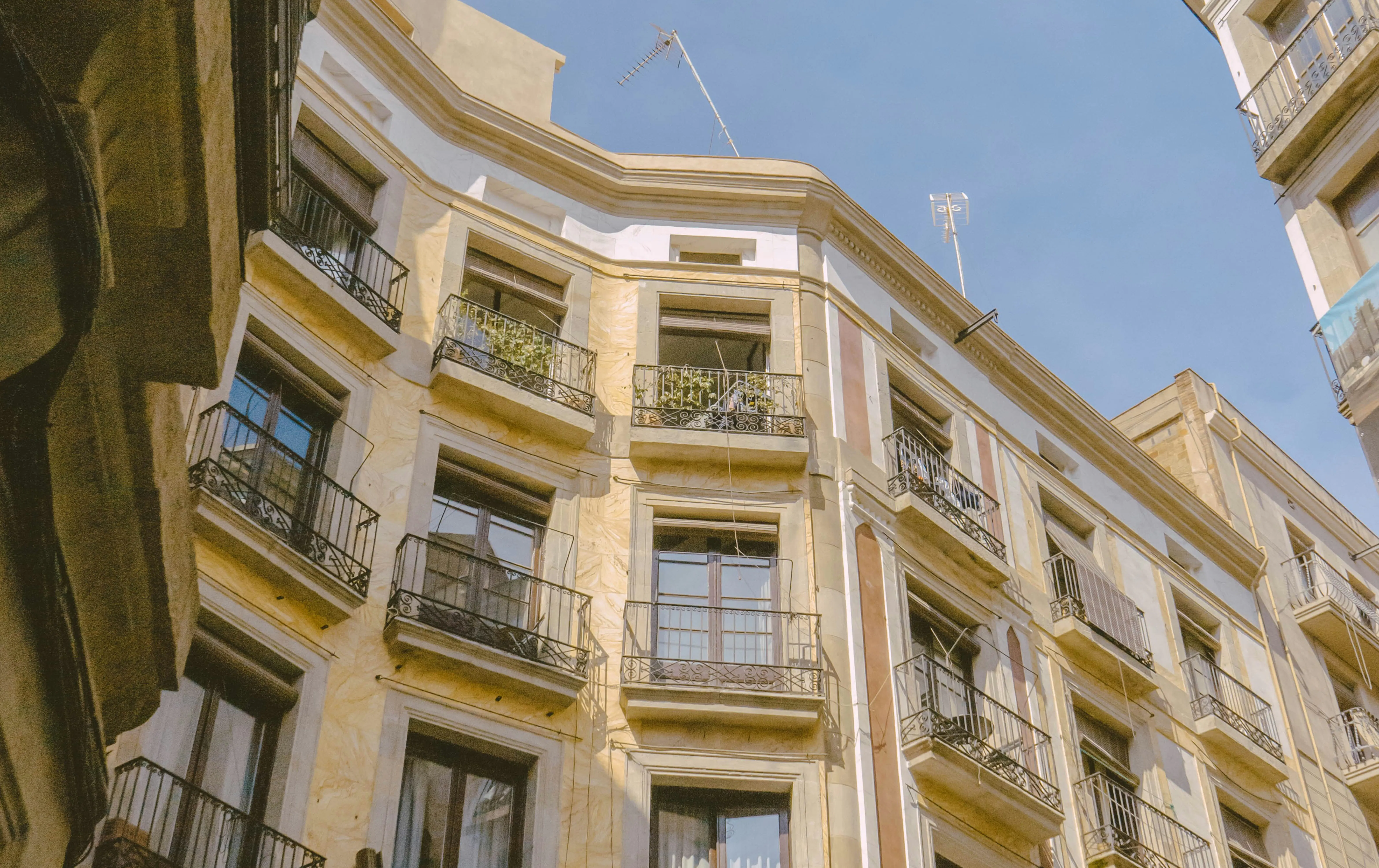 Edificis residencials tradicionals amb balcons a Barcelona, representatius del parc d’habitatges de la ciutat i del tipus de propietats on una reforma pot influir en el valor de mercat.