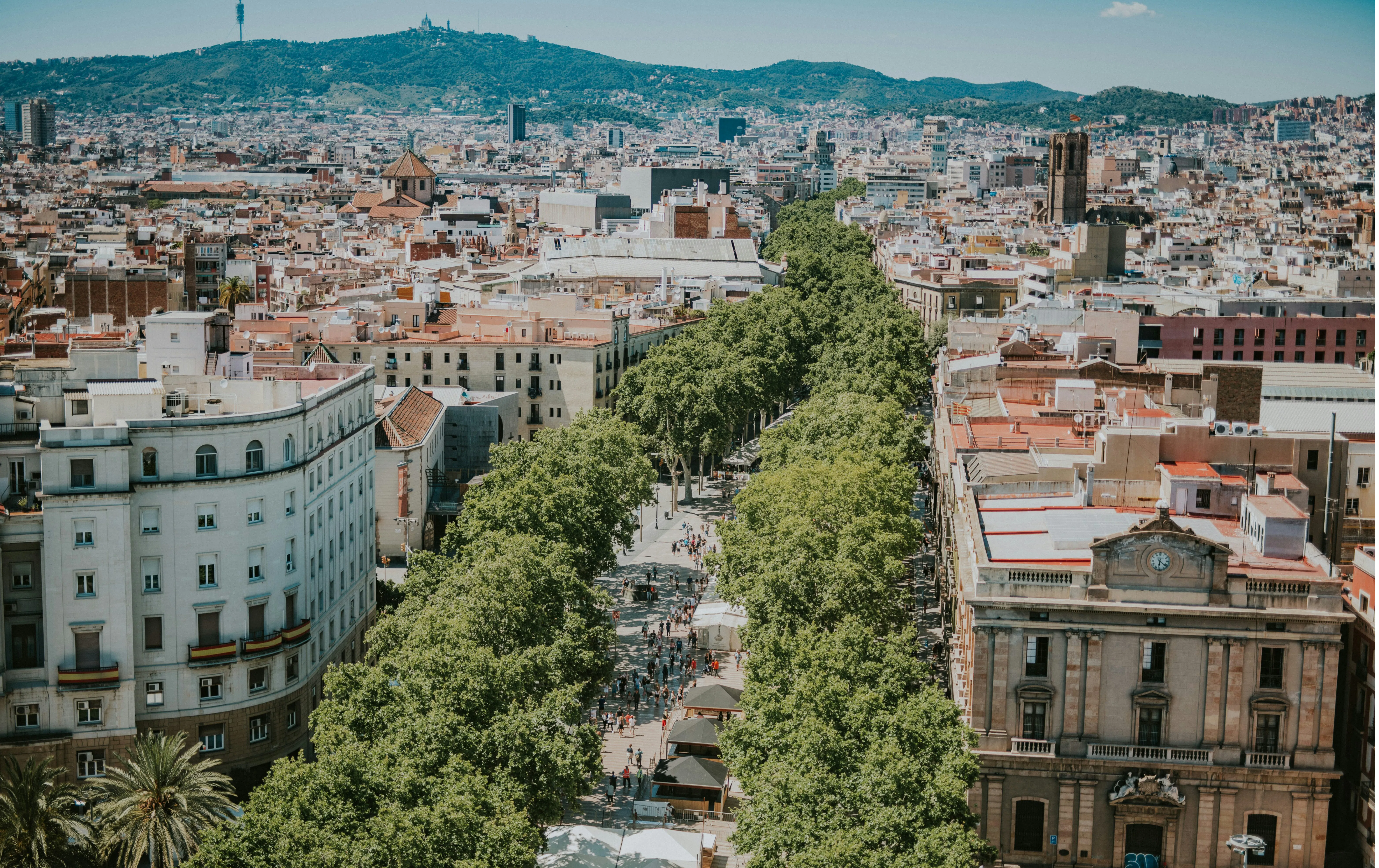Panoramablick über das Zentrum von Barcelona und seine Wohngebäude als Beispiel für den aktiven Immobilienmarkt der Stadt im Jahr 2026.