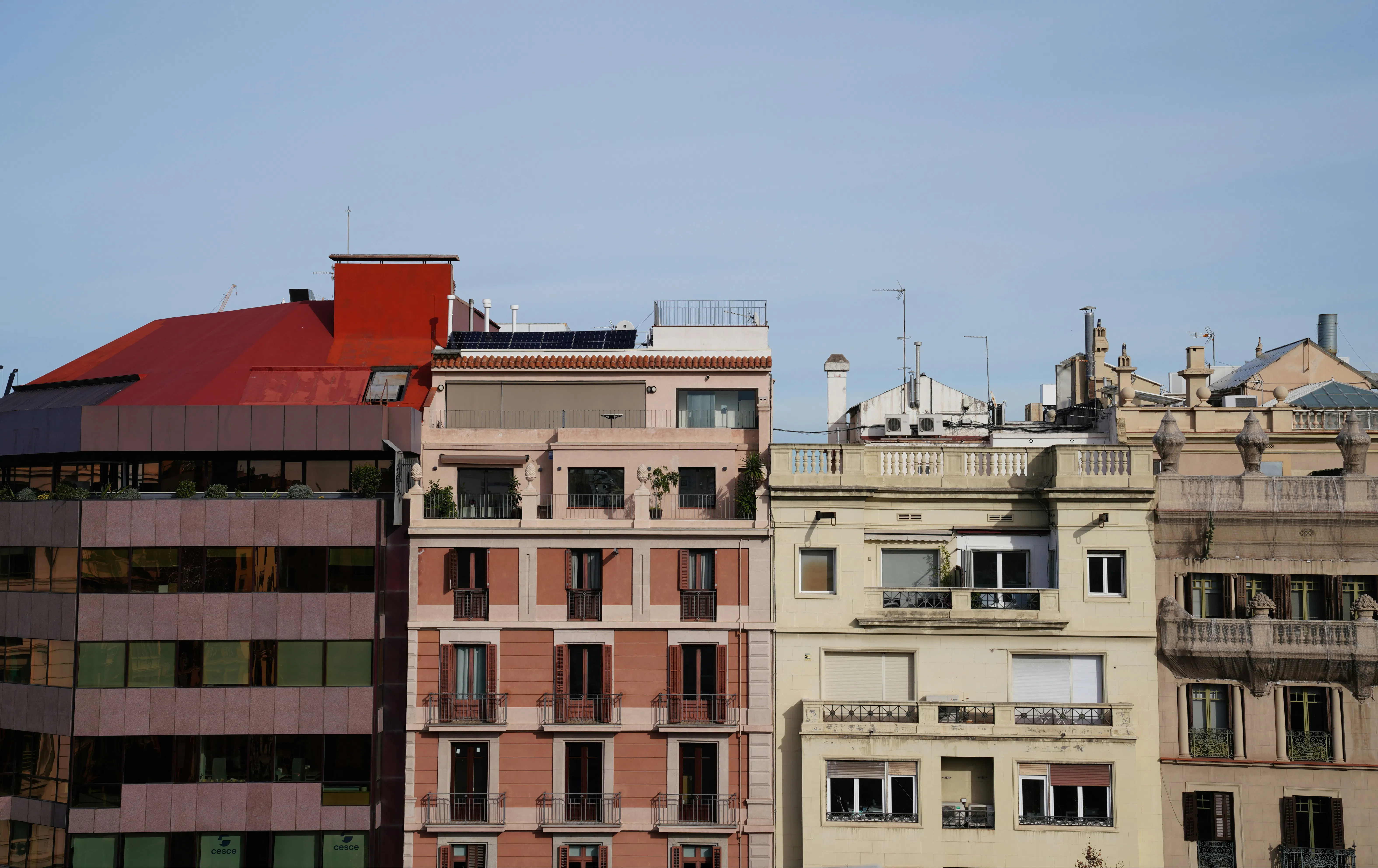 Edificis residencials amb pisos a Barcelona, representatius del tipus d’habitatges amplis de segona mà que prefereixen molts compradors internacionals a Espanya.