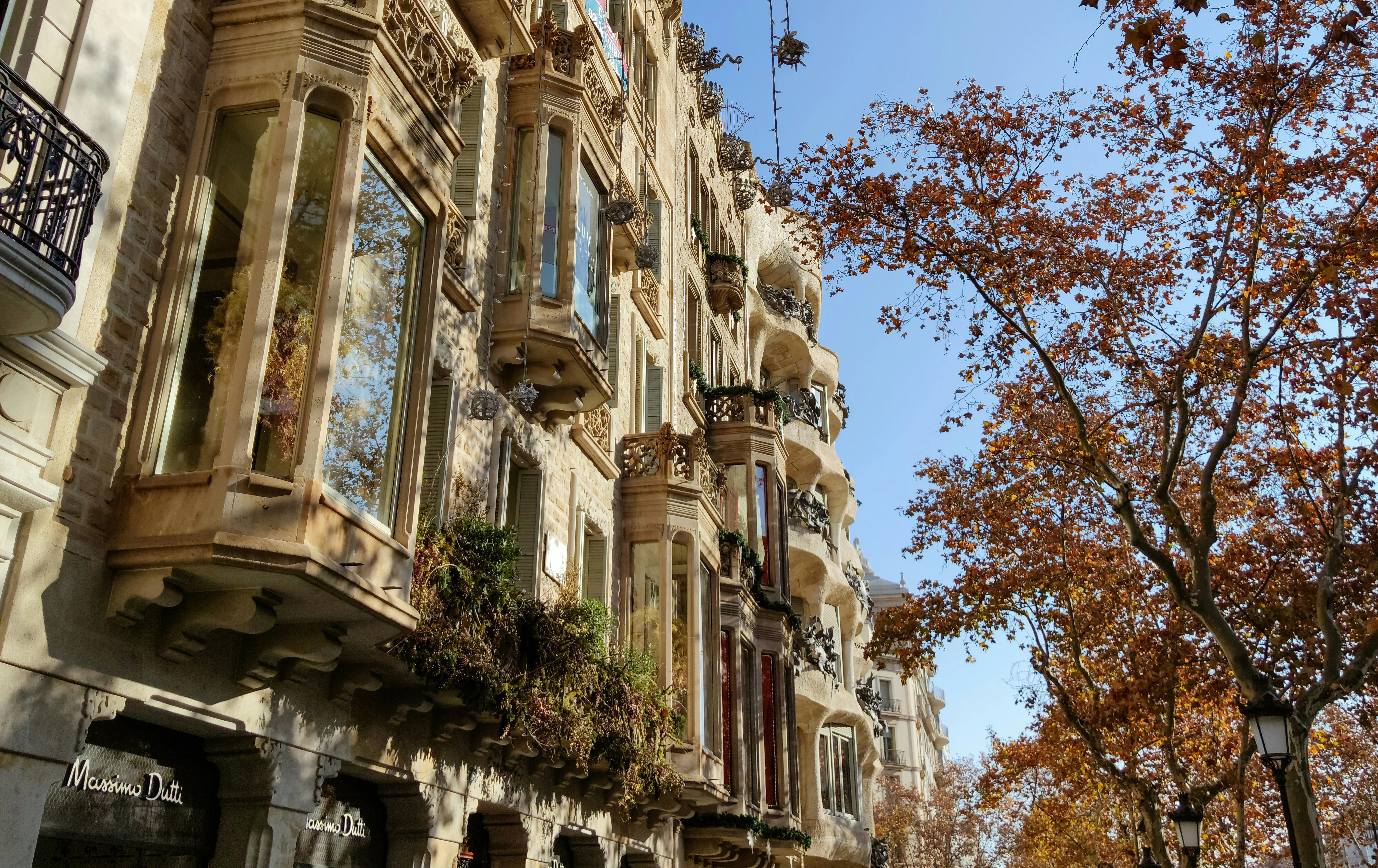 Fachada de un edificio de apartamentos en Barcelona, que ilustra el mercado inmobiliario español donde se prevé que los precios suban entre un 6% y un 9% en 2026.