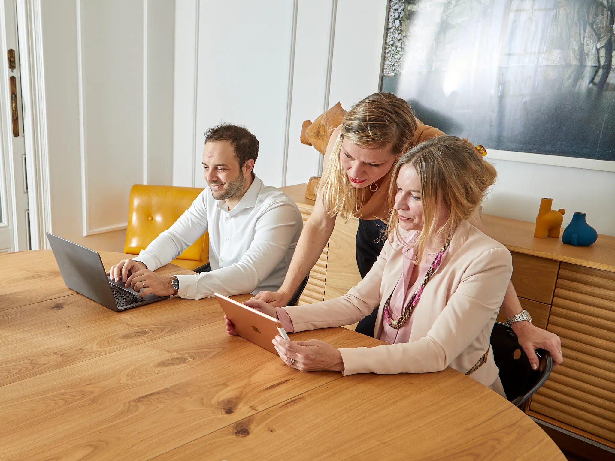 Das Team von MySpot Barcelona analysiert technische IRAV-Indexdaten und Mietanpassungen auf Laptops und iPads.