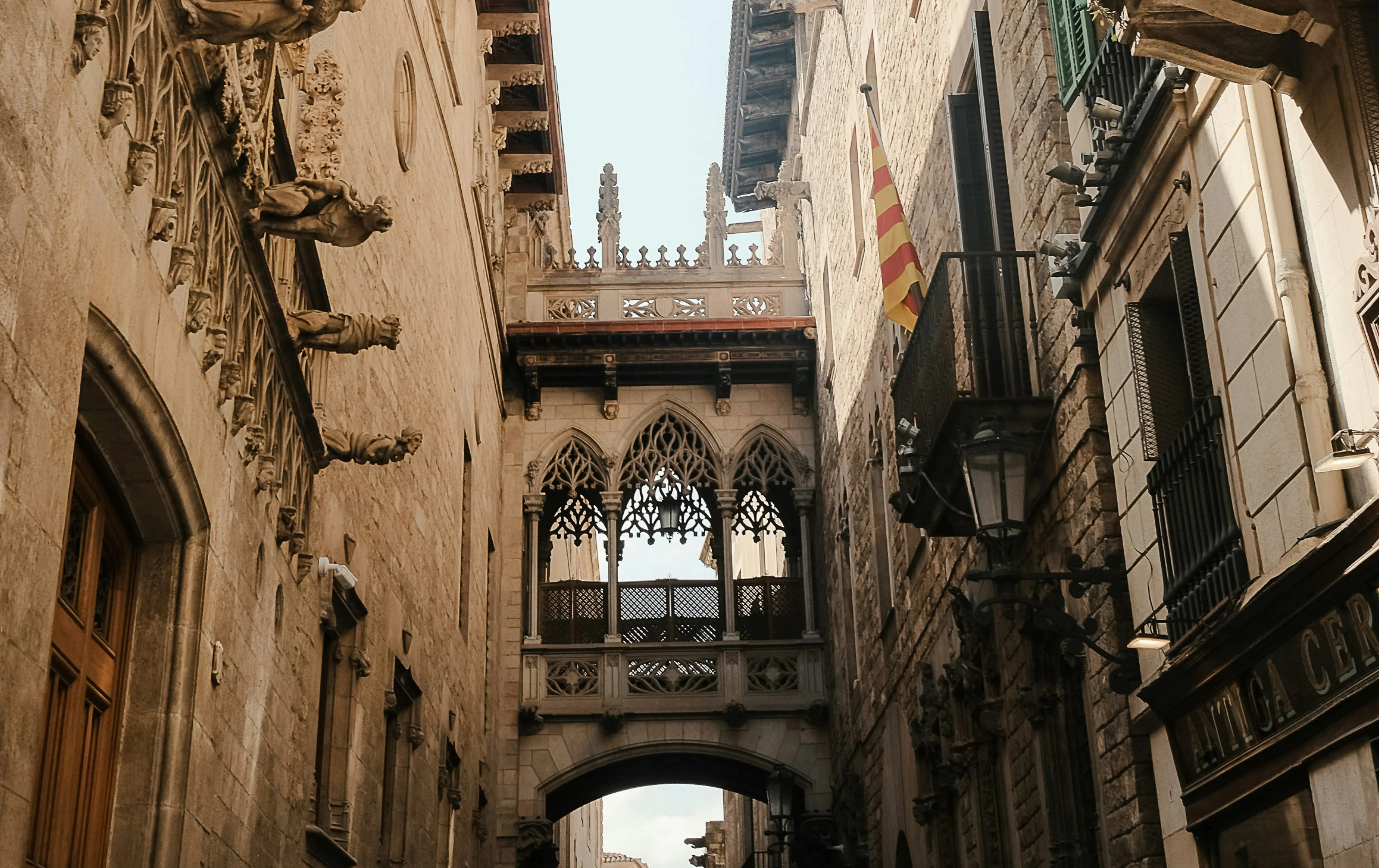 Pintoresco arco de piedra entre las calles estrechas del Barrio Gótico de Barcelona