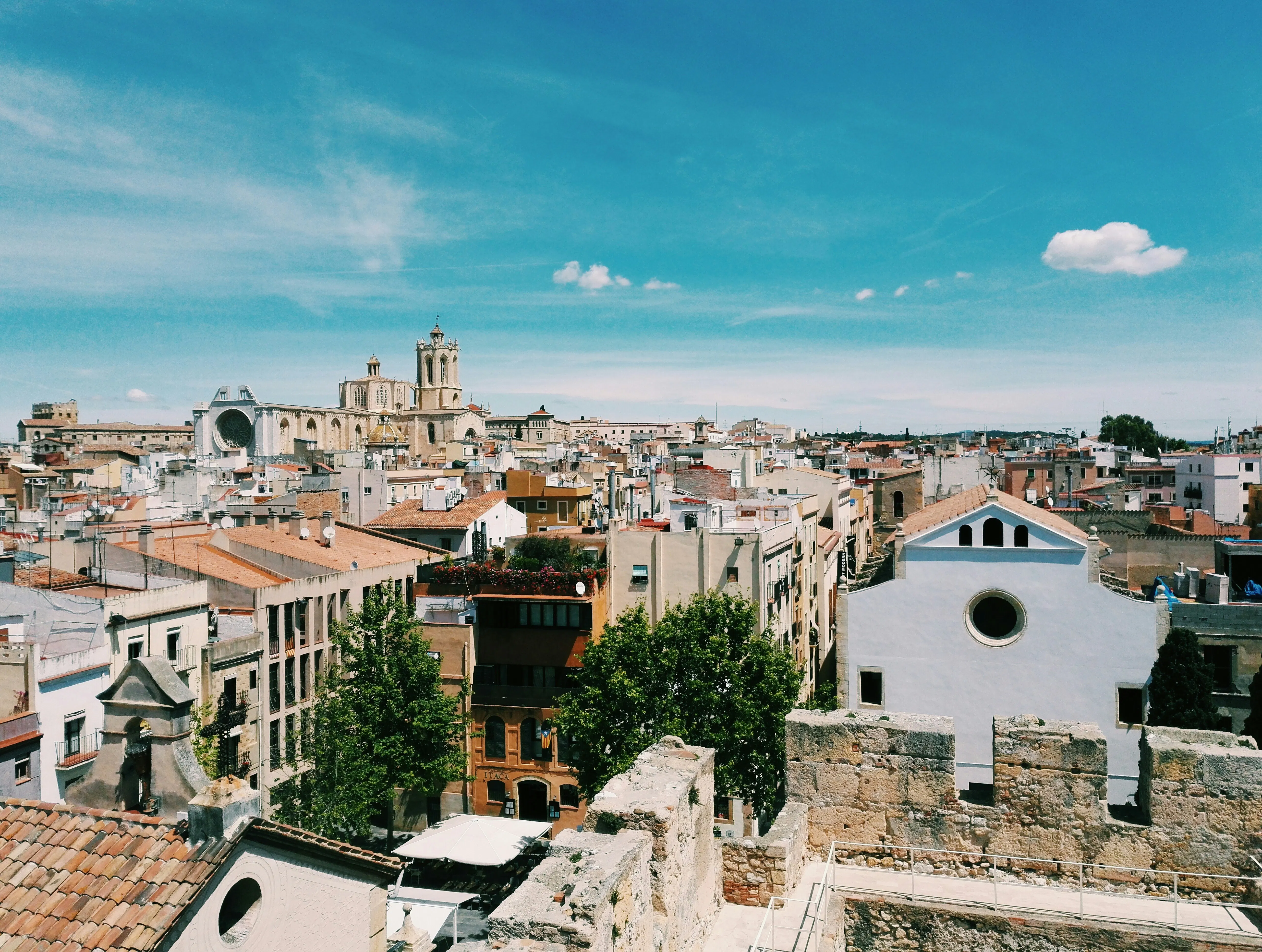 Panoramablick über die Altstadt von Tarragona mit traditionellen Gebäuden, Kirchtürmen und mediterraner Architektur in Katalonien.