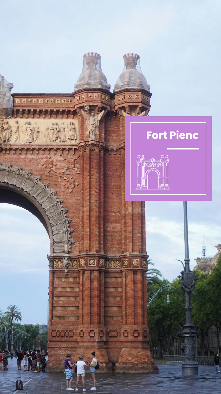 Arc de Triomf in Fort Pienc, Barcelona, mit einer violetten Grafik zum Stadtteilführer.