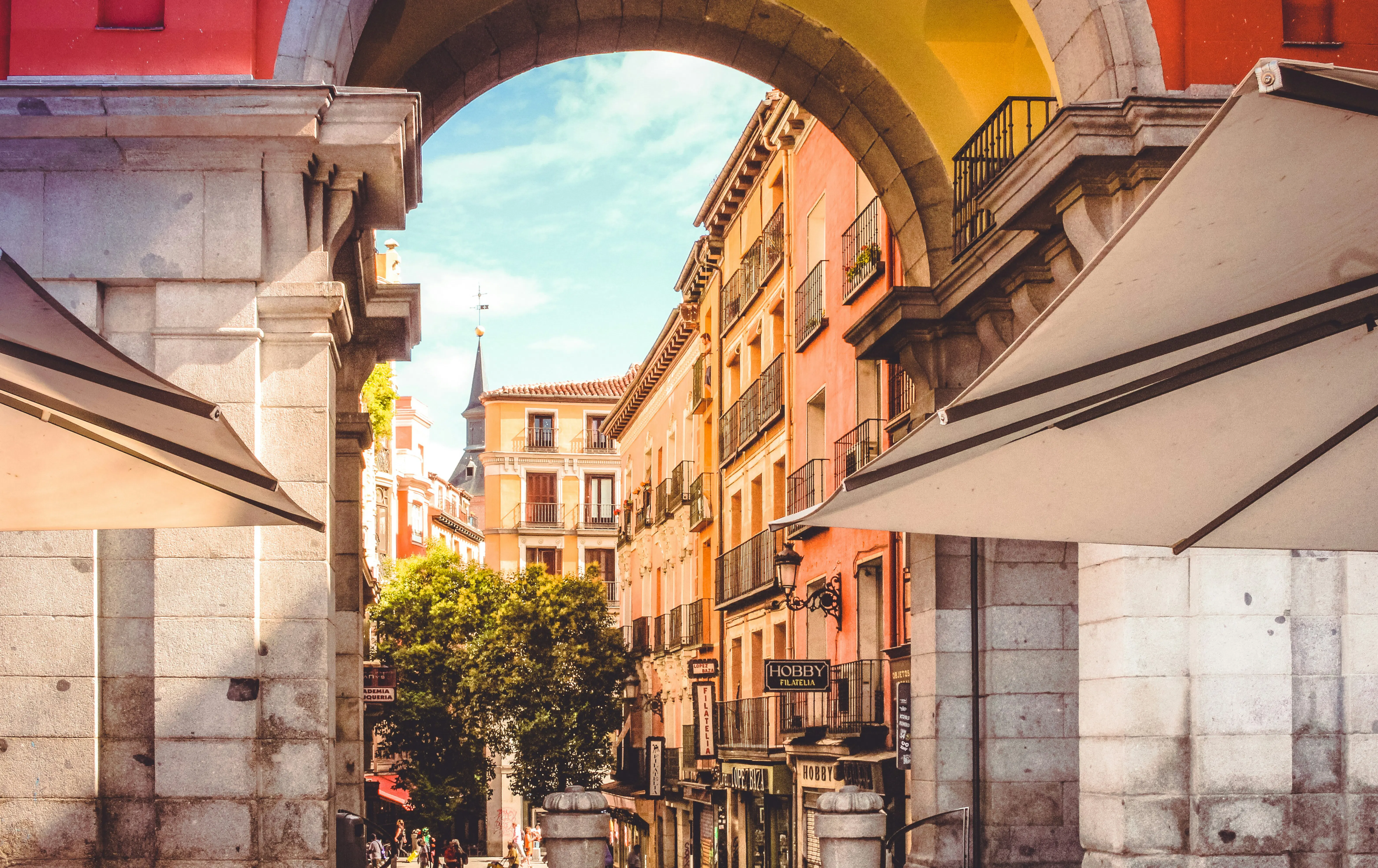 Traditionelle Wohngebäude in Spanien als Beispiel für den spanischen Immobilienmarkt und steigende Immobilienpreise im Jahr 2026.