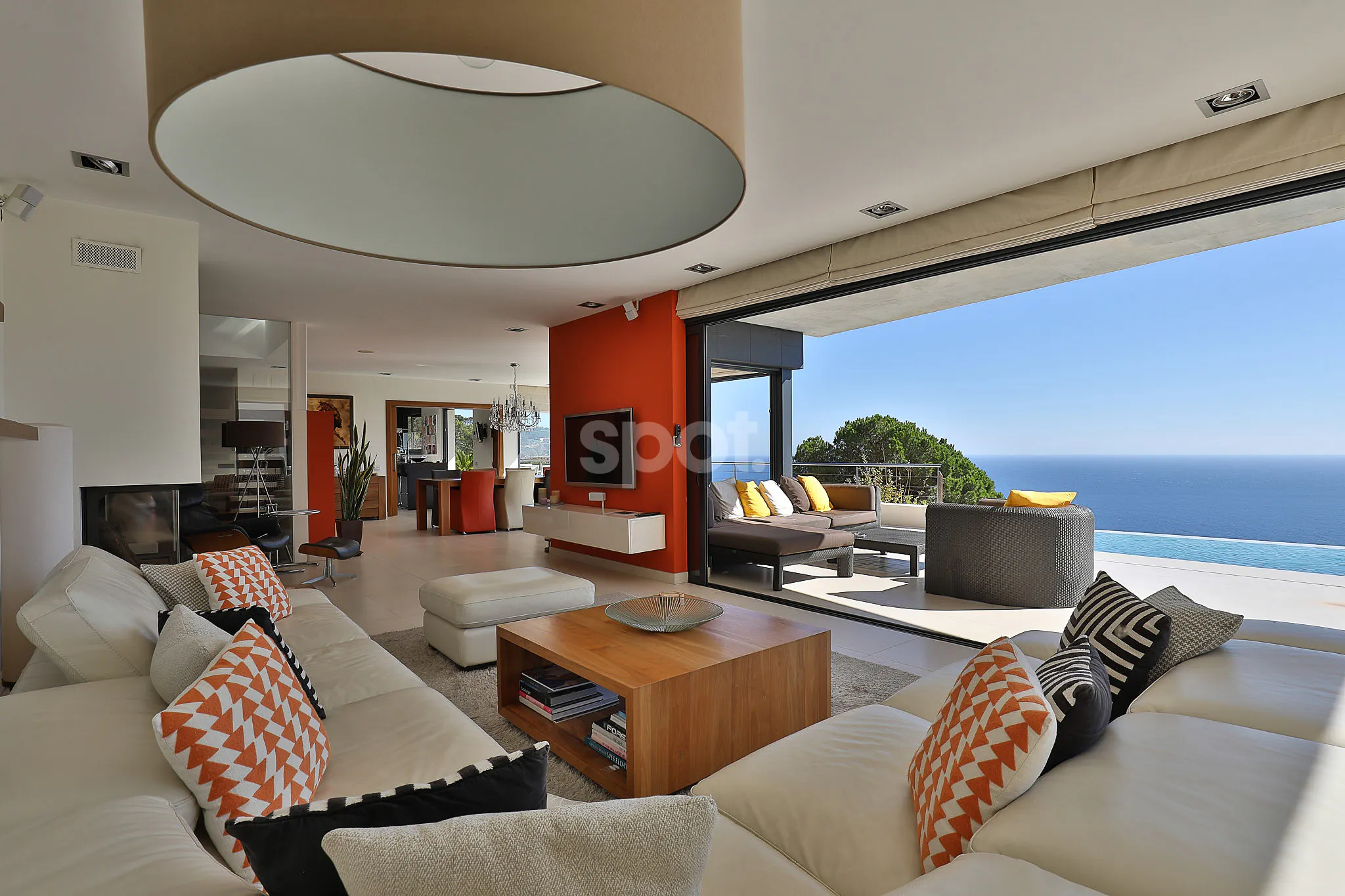Localización de rodaje en una villa de lujo en España con salón abierto, vistas al mar, terraza, piscina infinity y diseño interior mediterráneo moderno.