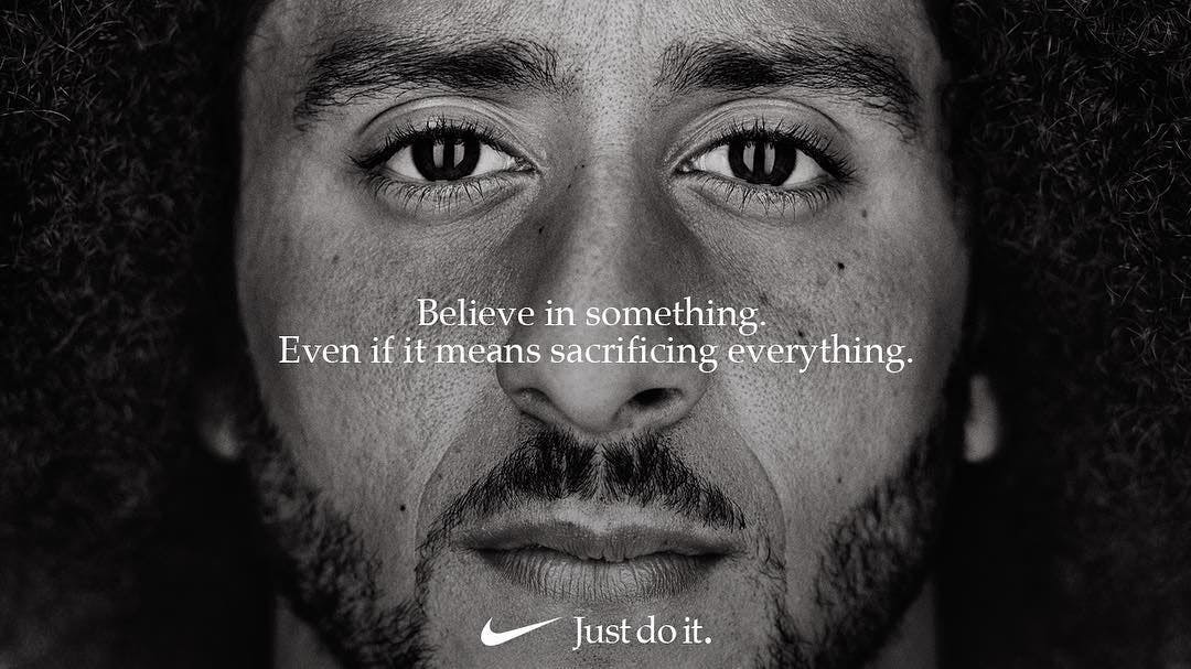 marcas controvertidas, crisis de marca, reinvención de marcas, Nike, Colin Kaepernick, justicia social, Dove, belleza real, Chipotle, transparencia en crisis, LEGO, innovación en crisis, estrategias de marketing, autenticidad de marca, valores de marca, lealtad del consumidor, publicidad inclusiva, marketing emocional, crisis y oportunidad, transparencia en publicidad, campañas publicitarias exitosas, valores corporativos, recuperación de marca, comunicación de marca, marketing social, marcas resilientes, reinvención empresarial, marcas que superan crisis, estrategias de crisis, marcas que inspiran, confianza del consumidor.