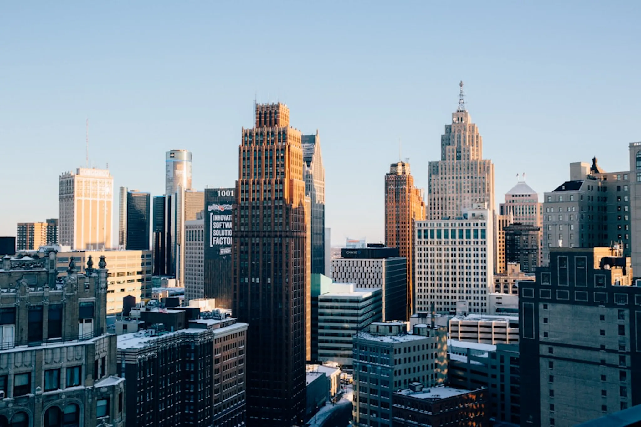 this is the skyline of detroit