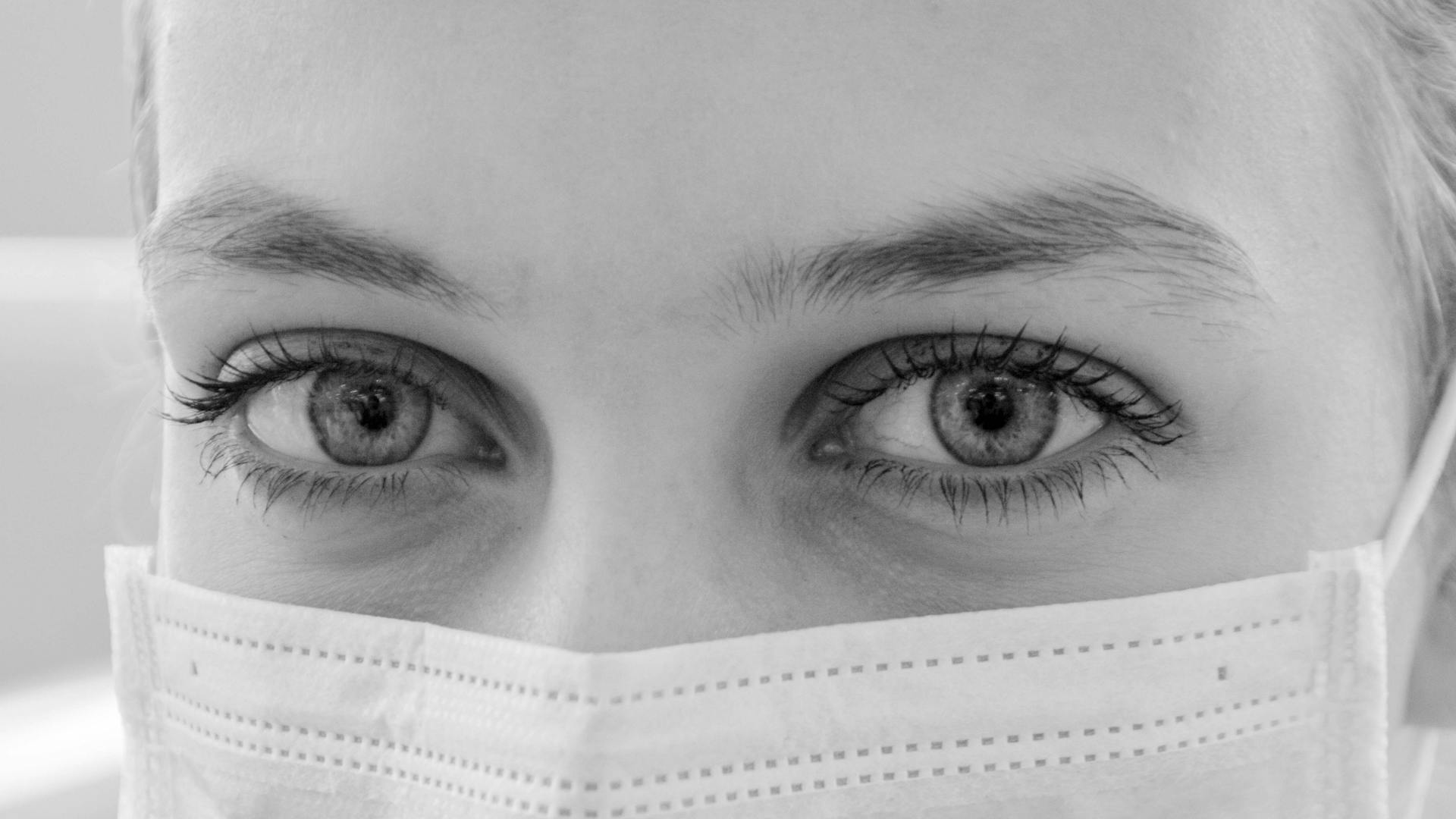 Lady wearing a surgical mask