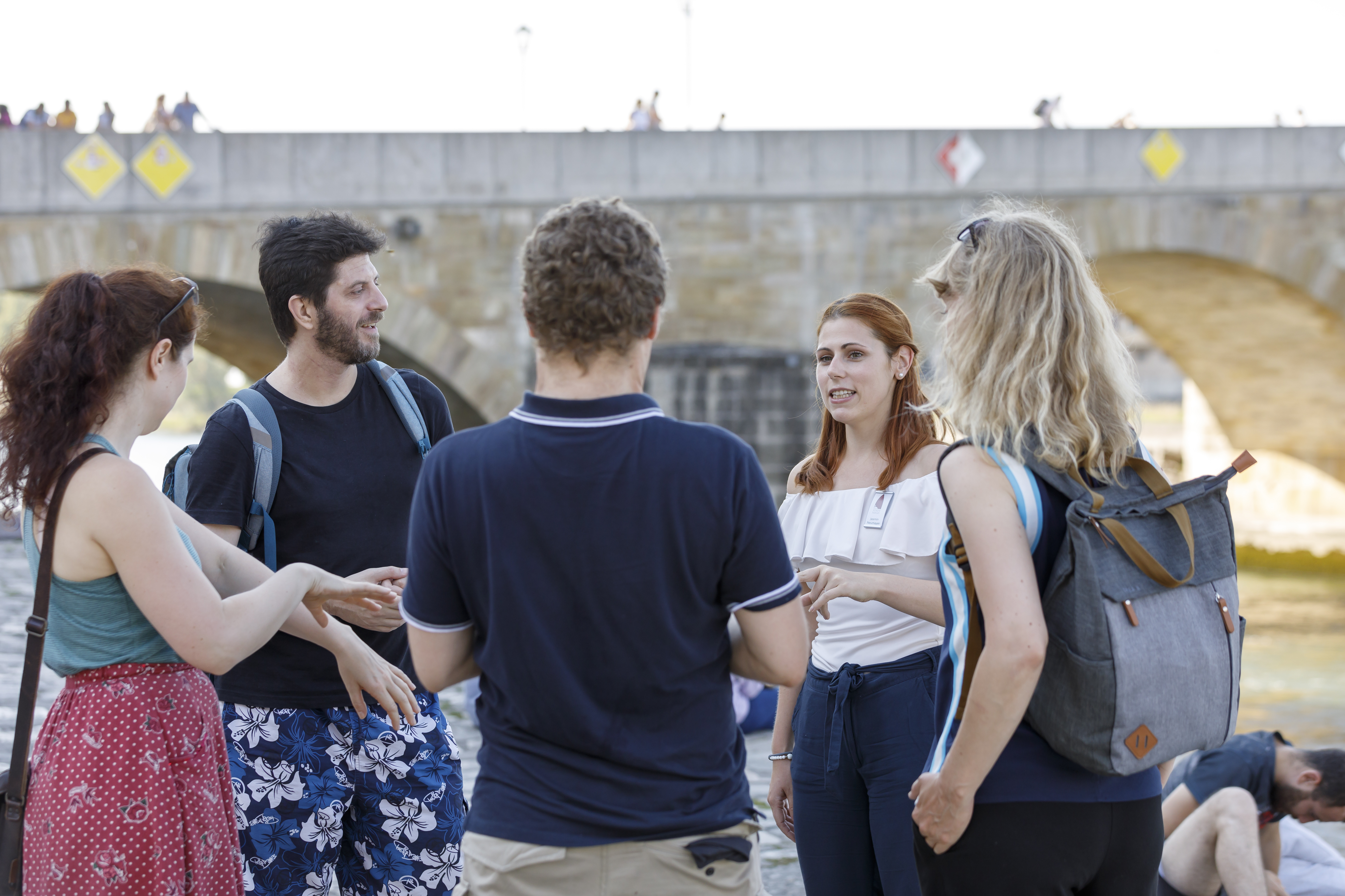Stadtführer und Gruppe vor der Steinernen Brücke