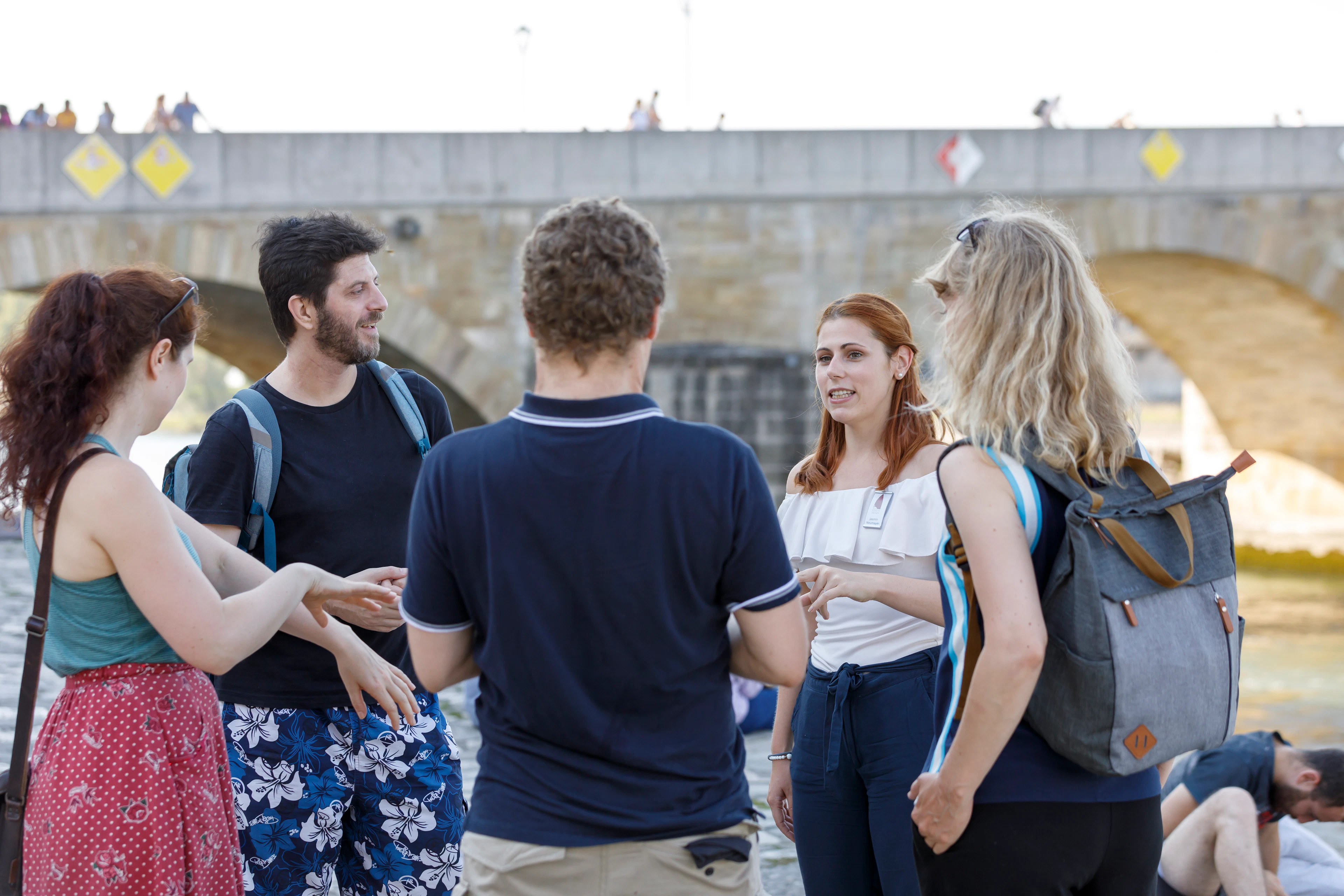 Stadtführer und Gruppe vor der Steinernen Brücke