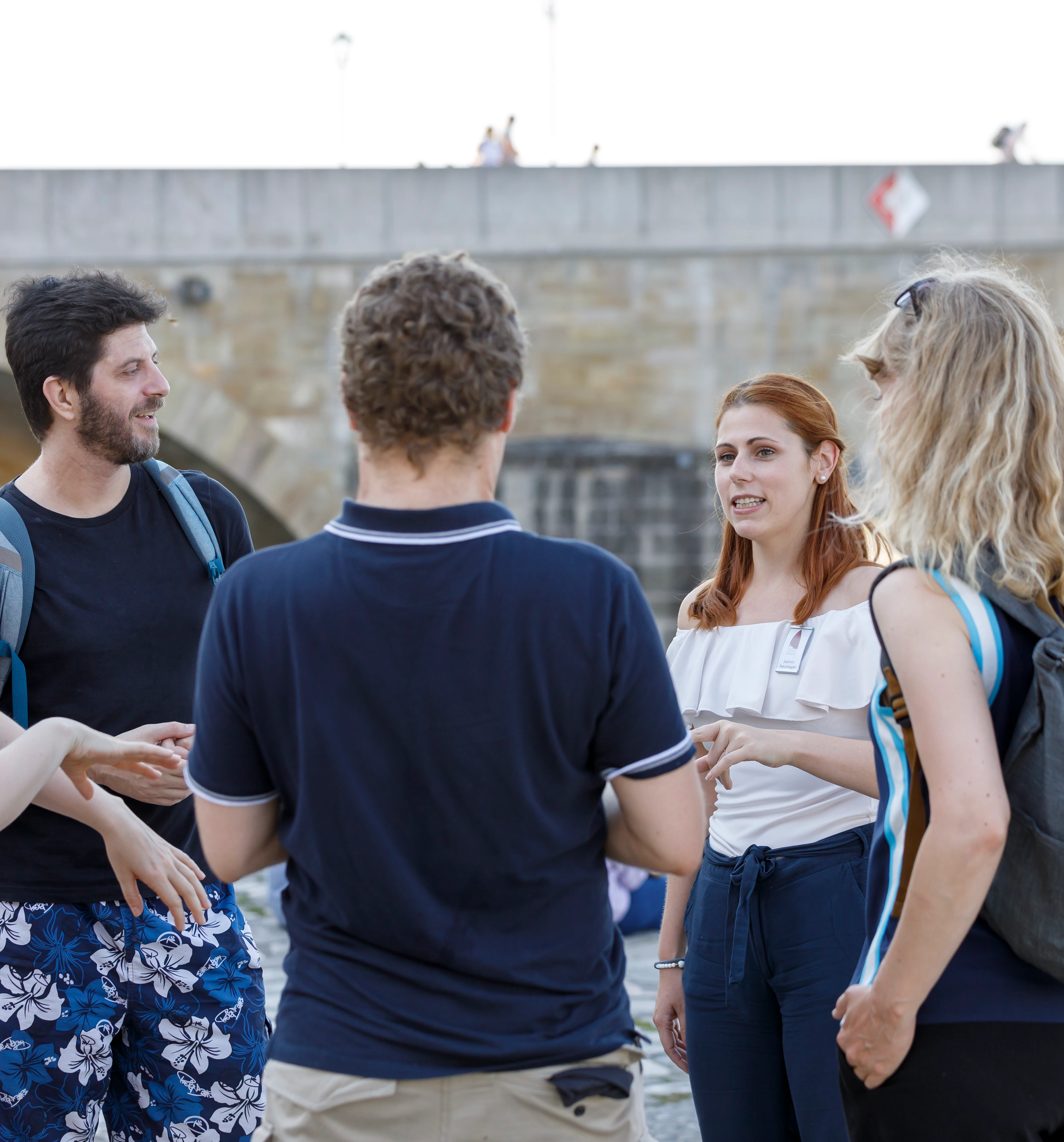 Stadtführer und Gruppe vor der Steinernen Brücke
