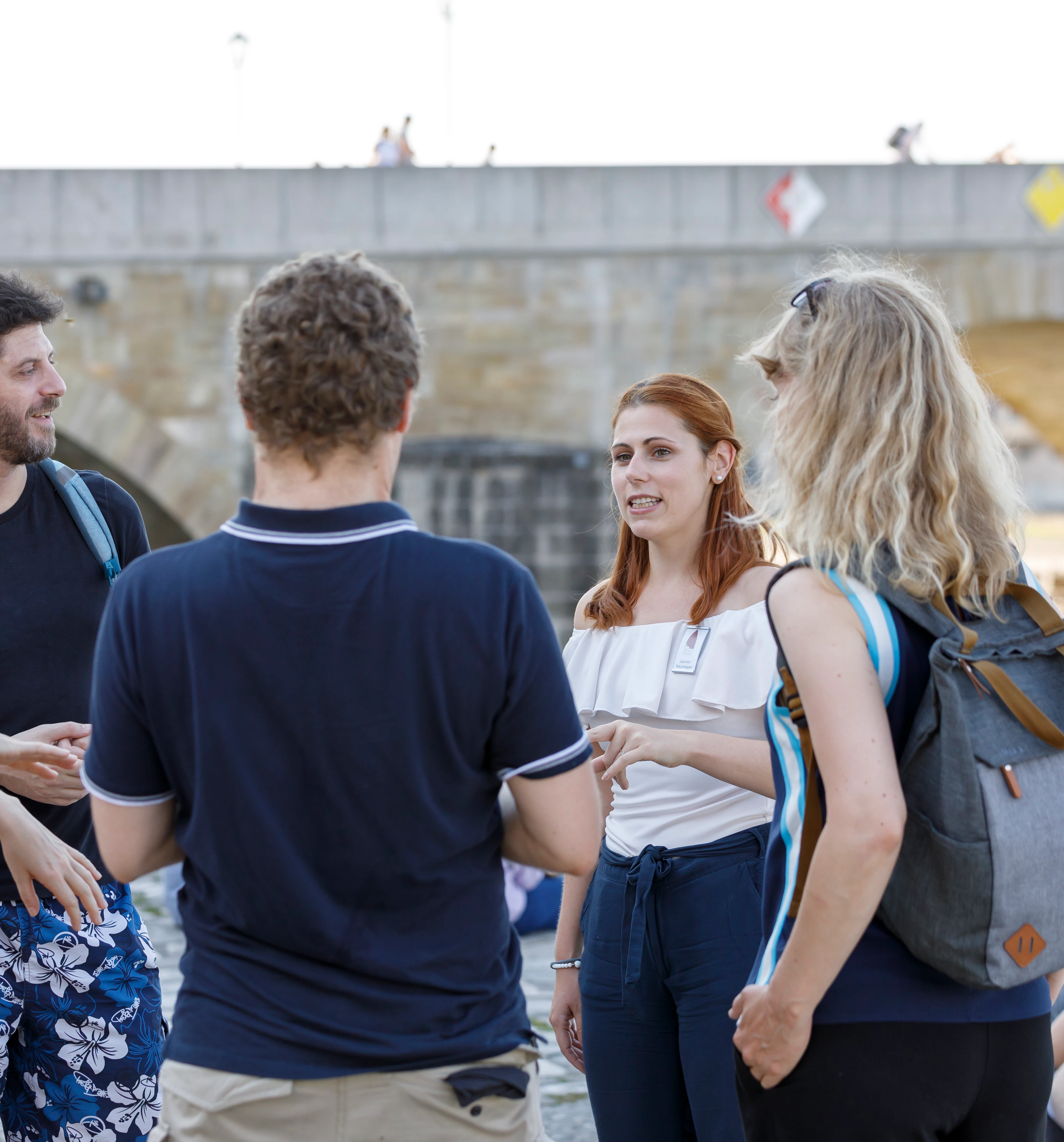 Stadtführer und Gruppe vor der Steinernen Brücke