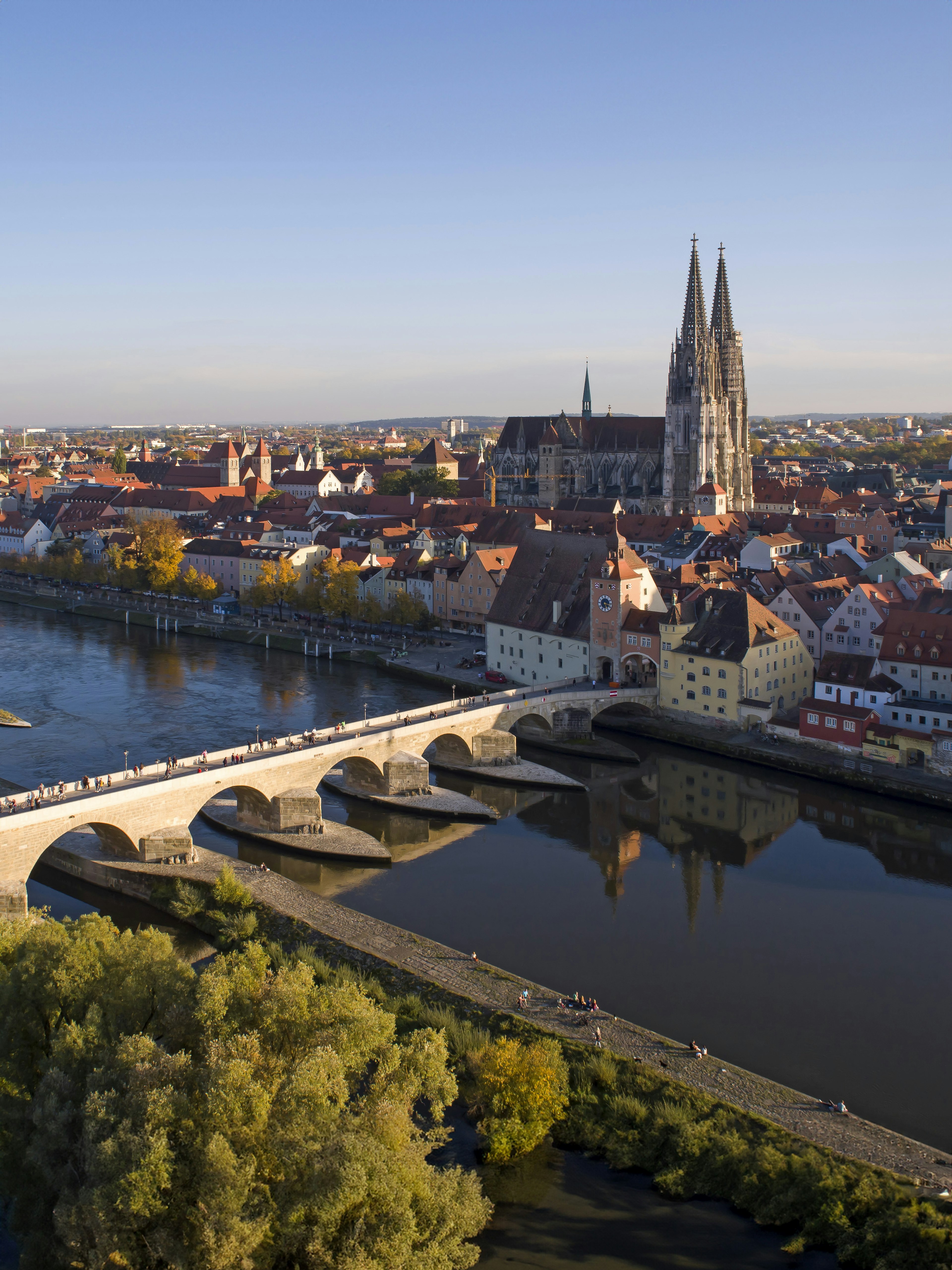 Stadtansicht von Regensburg über die steinerne Brücke, den Dom und die Skyline aus der Vogelperspektive