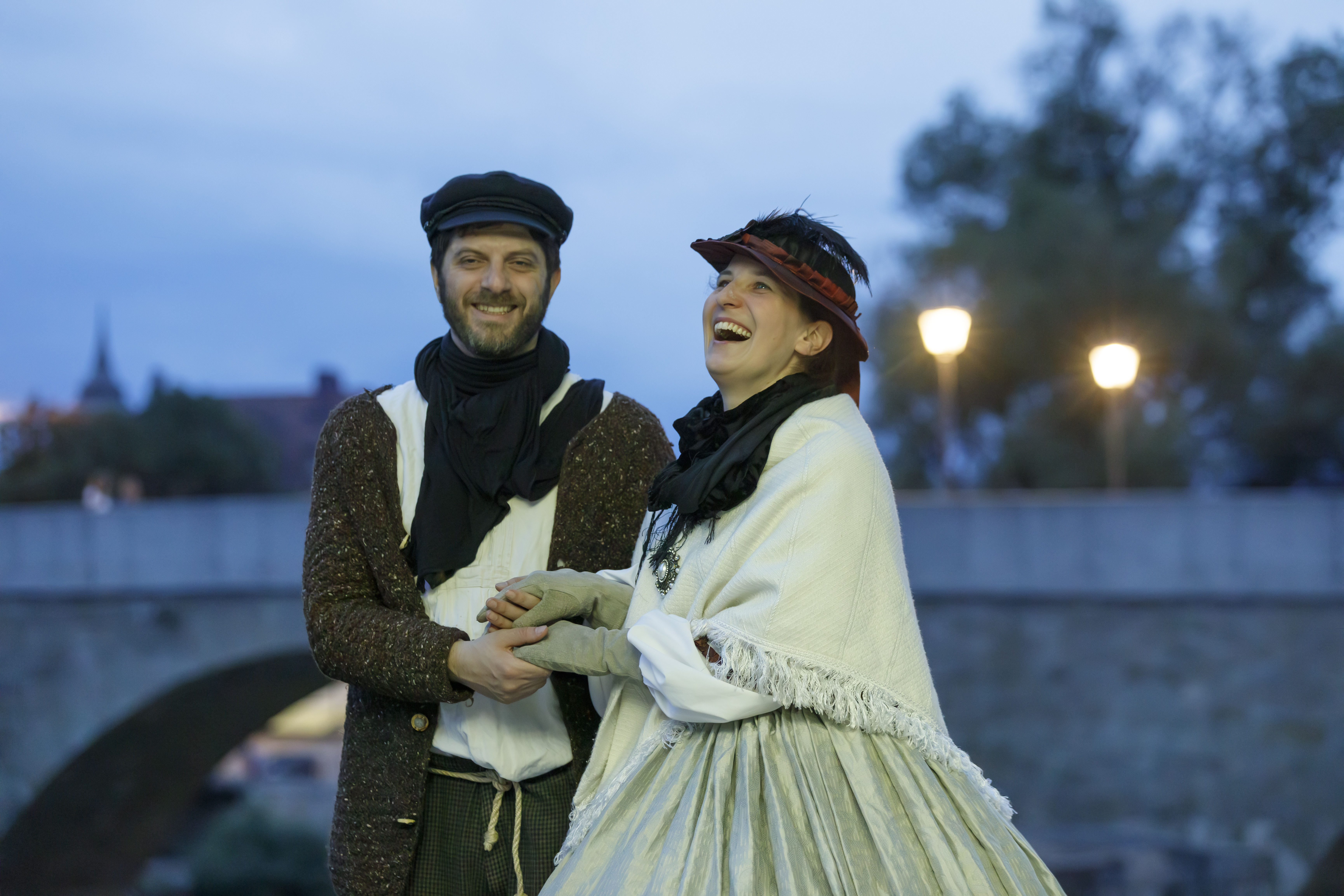 Zwei Schauspieler aus der Führung im Kostüm