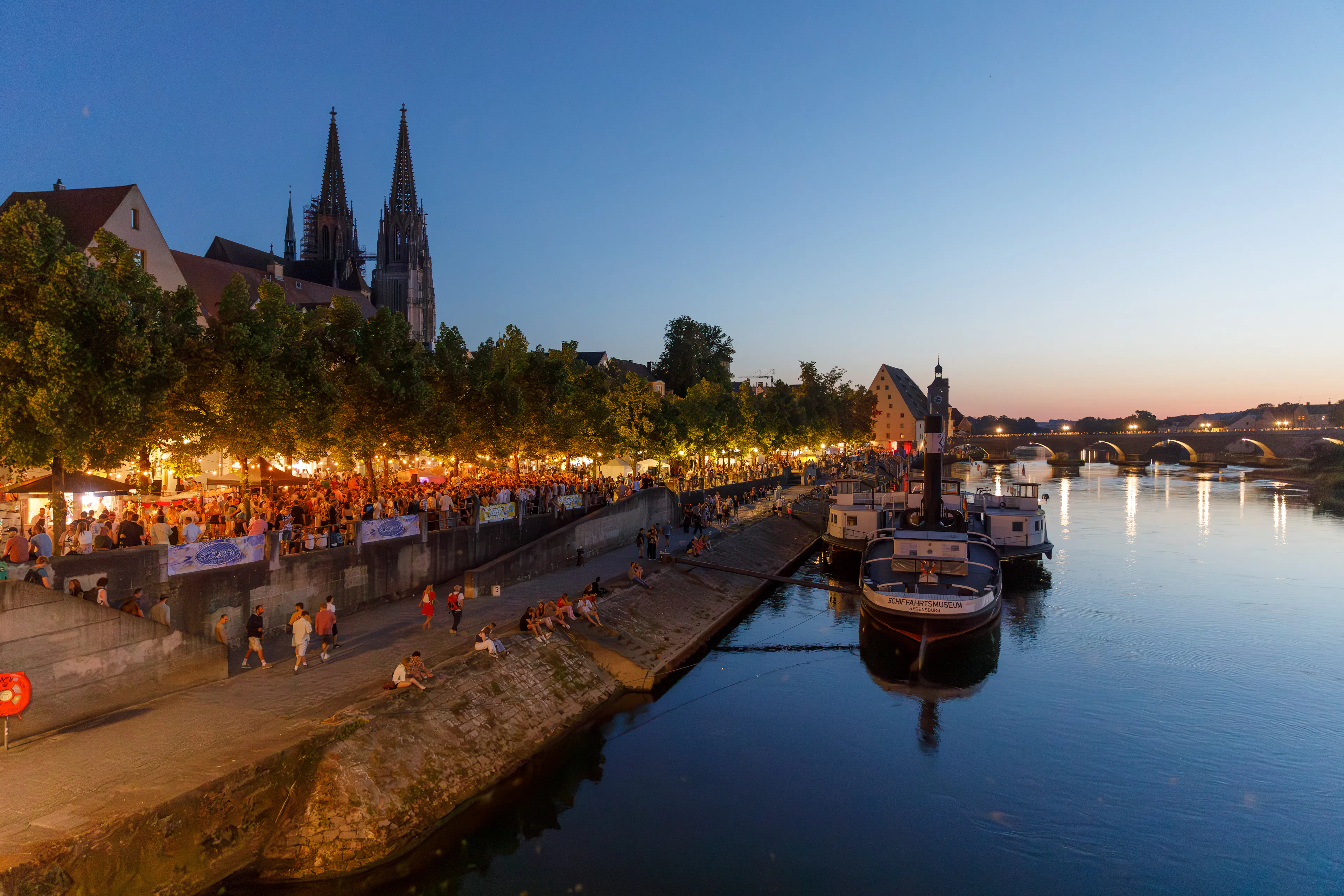 Die Donaupromenade beim Bürgerfest 2025 in Regensburg
