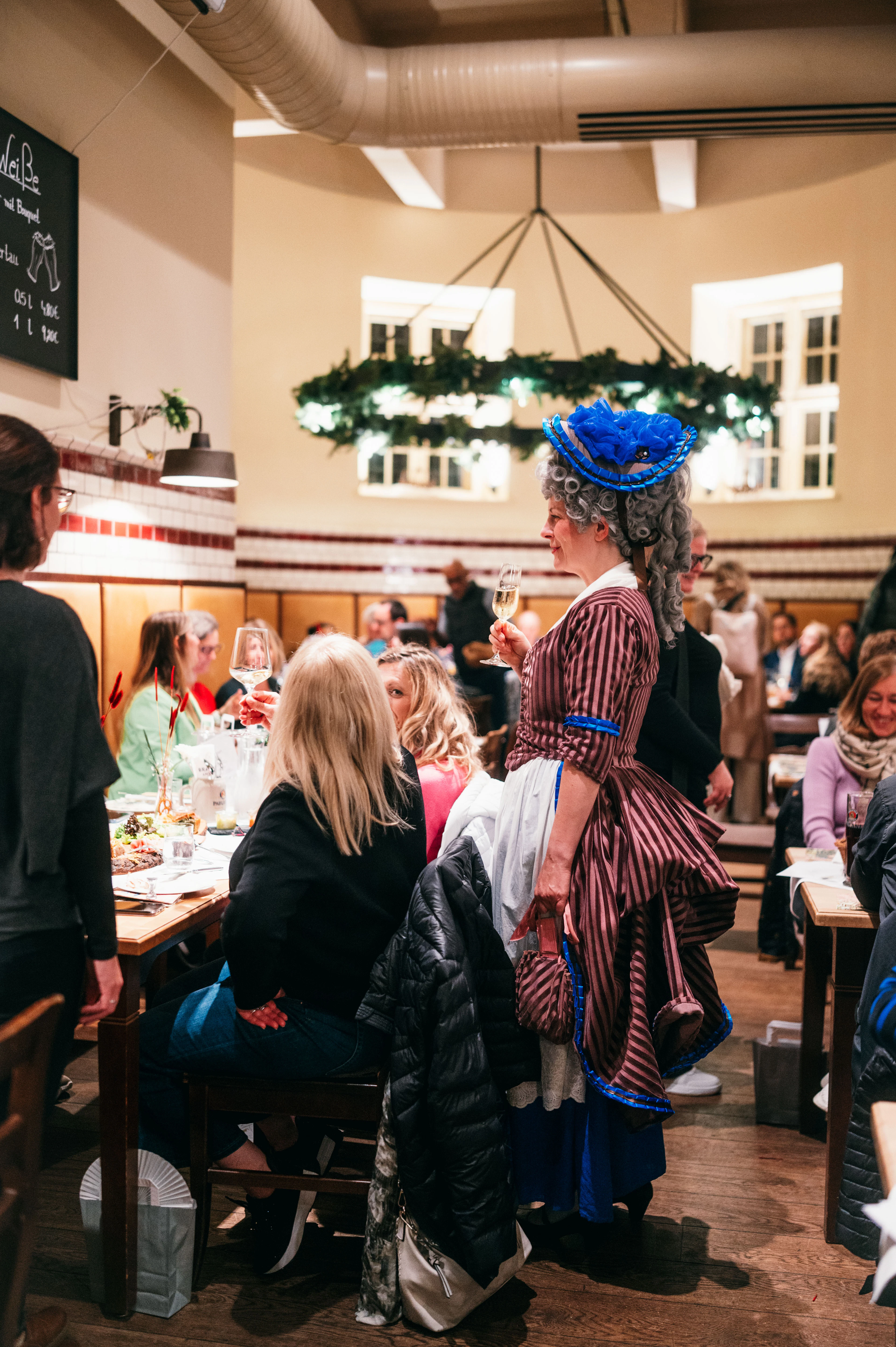 Schauspiel bei einer Firmenfeier in einem Restaurant