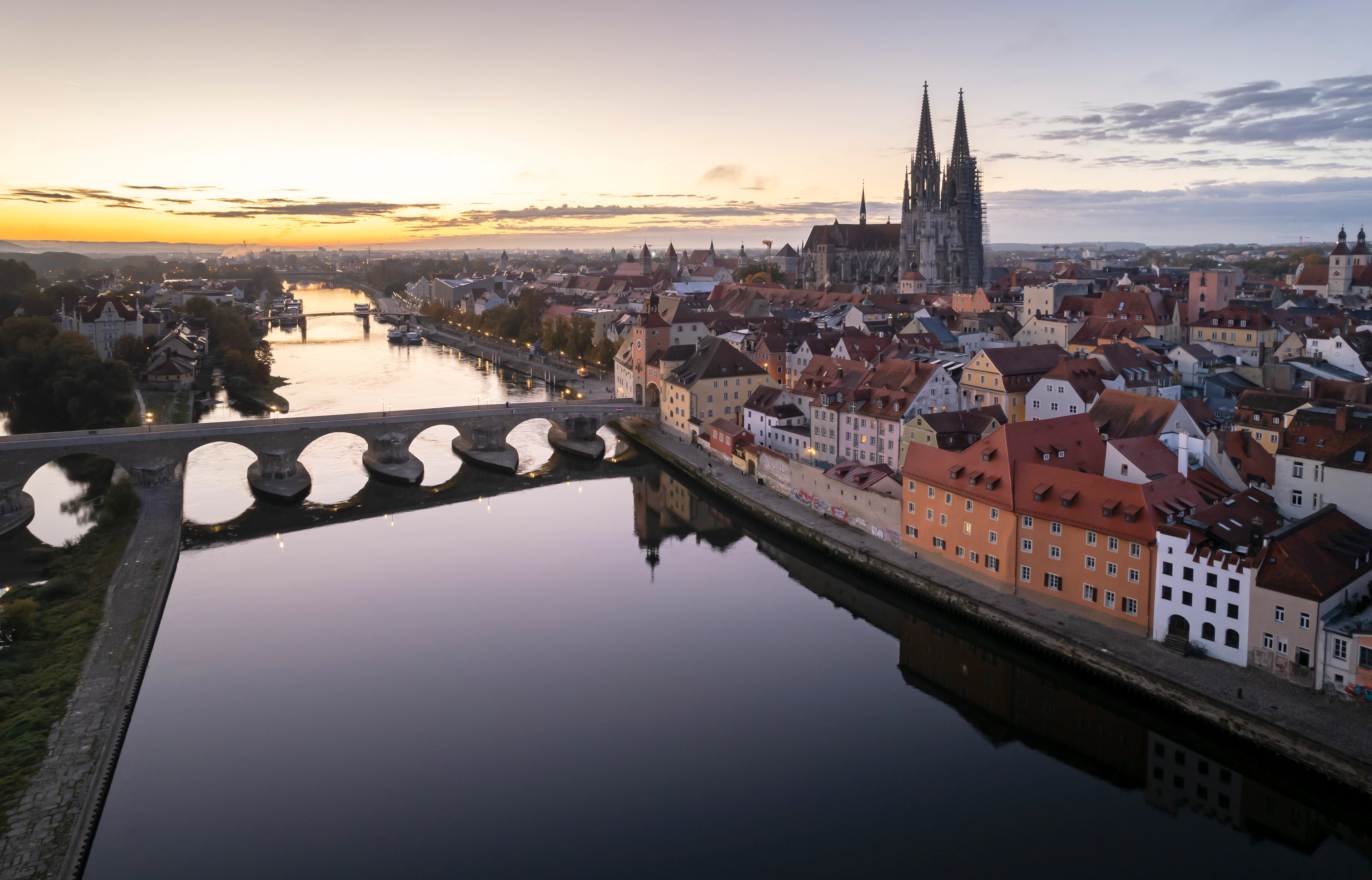 Skyline Regensburg bei Sonnenuntergang aus der Vogelperspektive