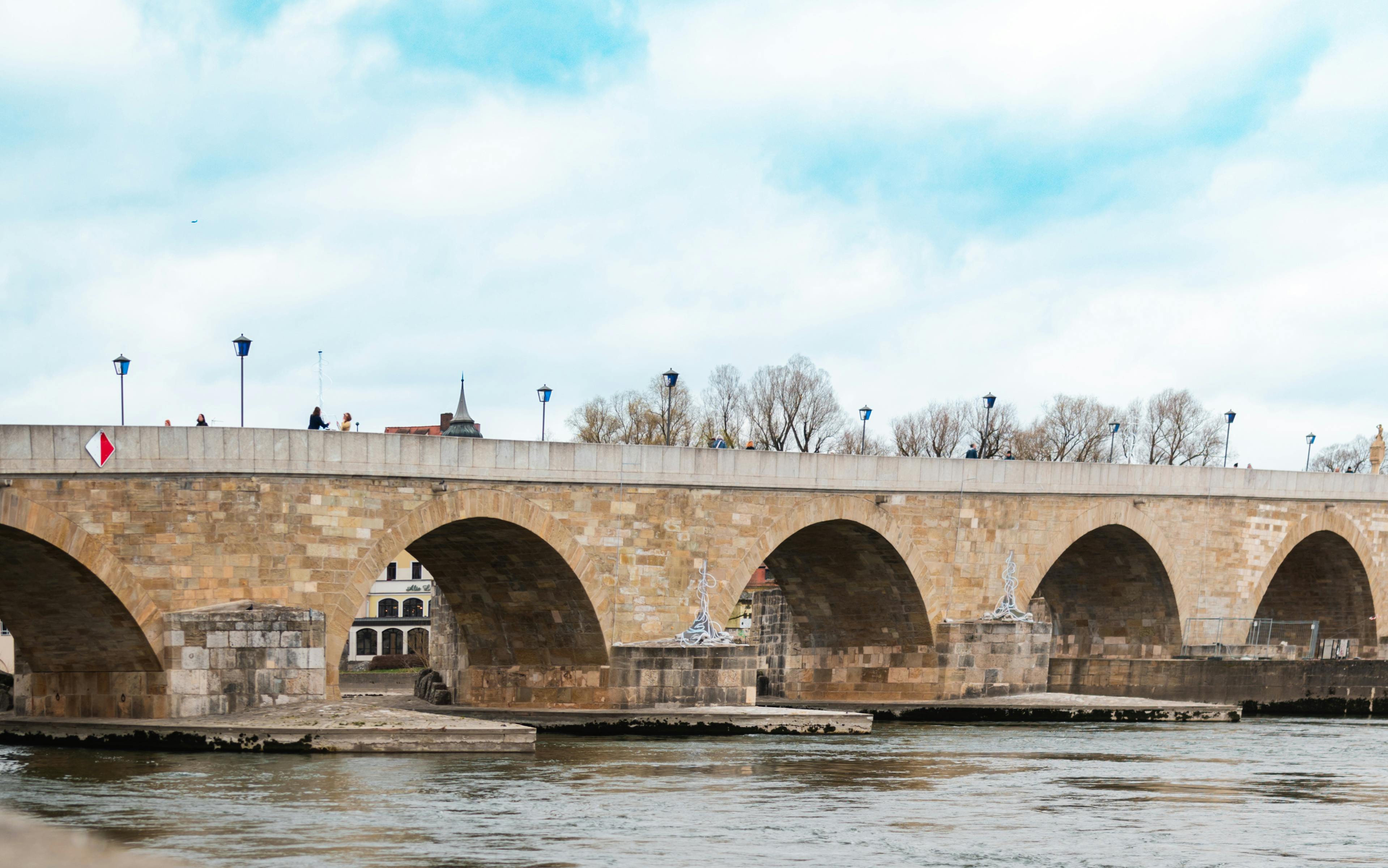 Steinerne Brücke im Frühling