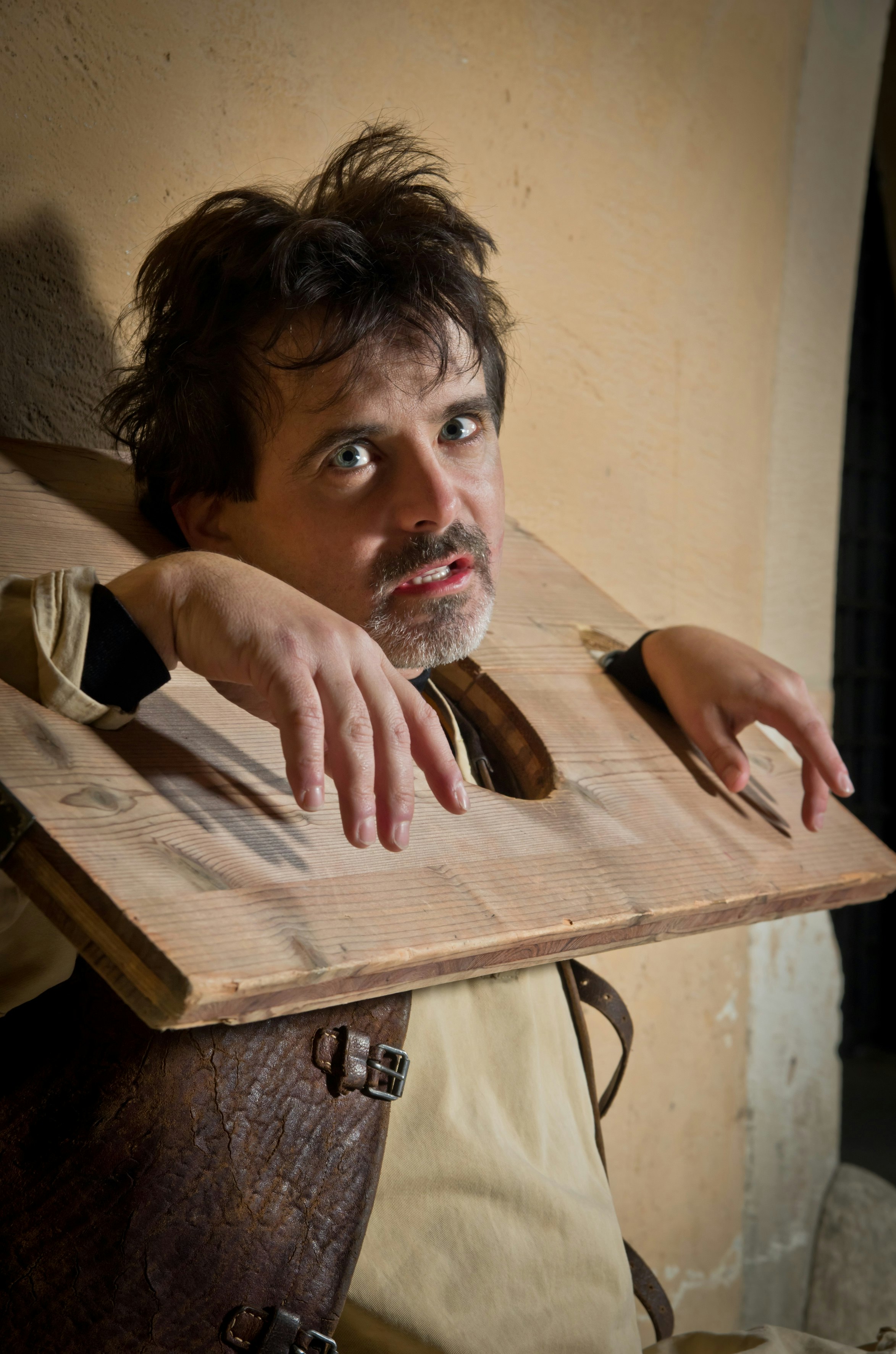 Mann im Kostüm bei einer Szene.