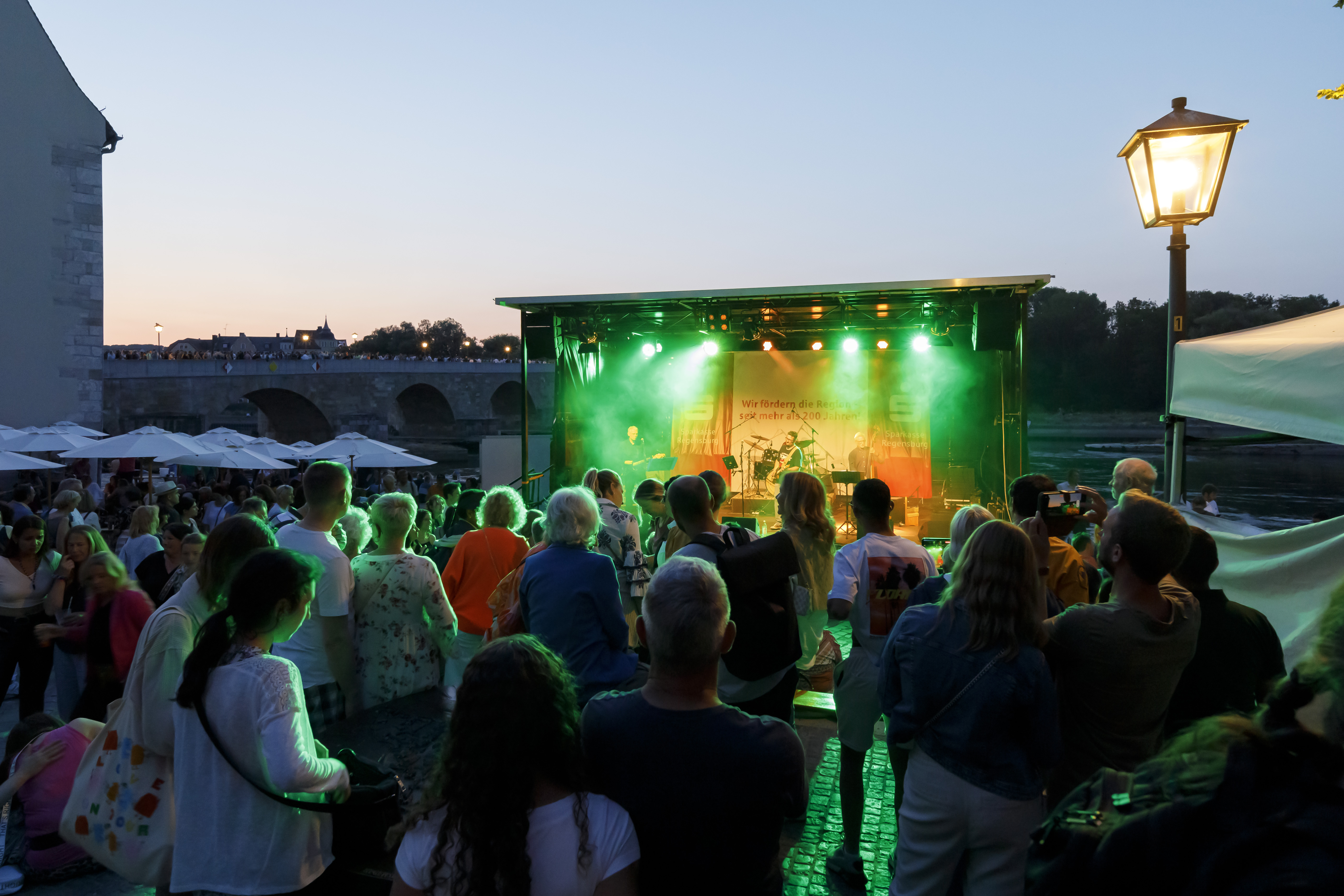 Besucher vor der Bühne an der Thundorferstraße auf dem Bürgerfest 2023
