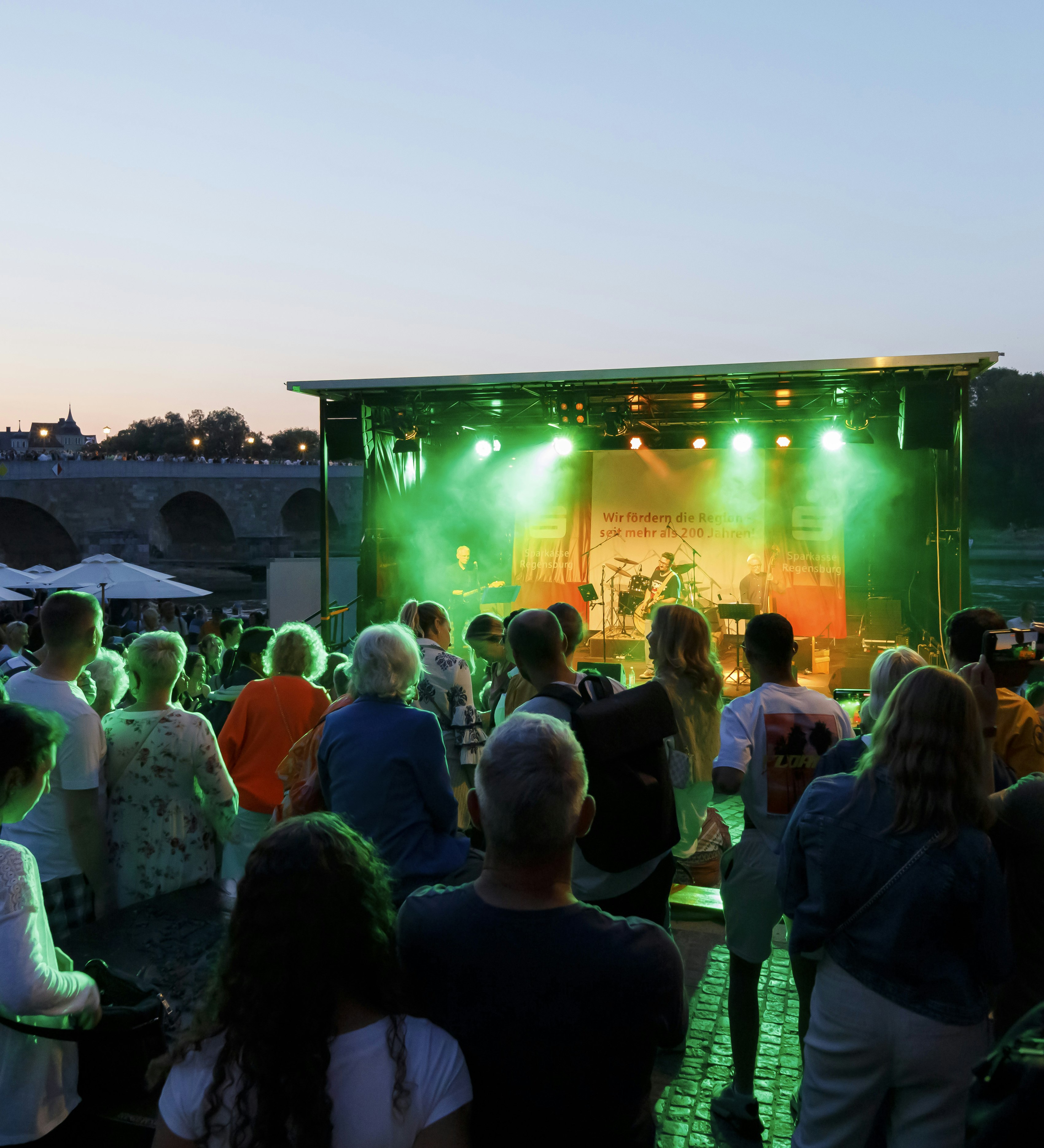 Besucher vor der Bühne an der Thundorferstraße auf dem Bürgerfest 2023