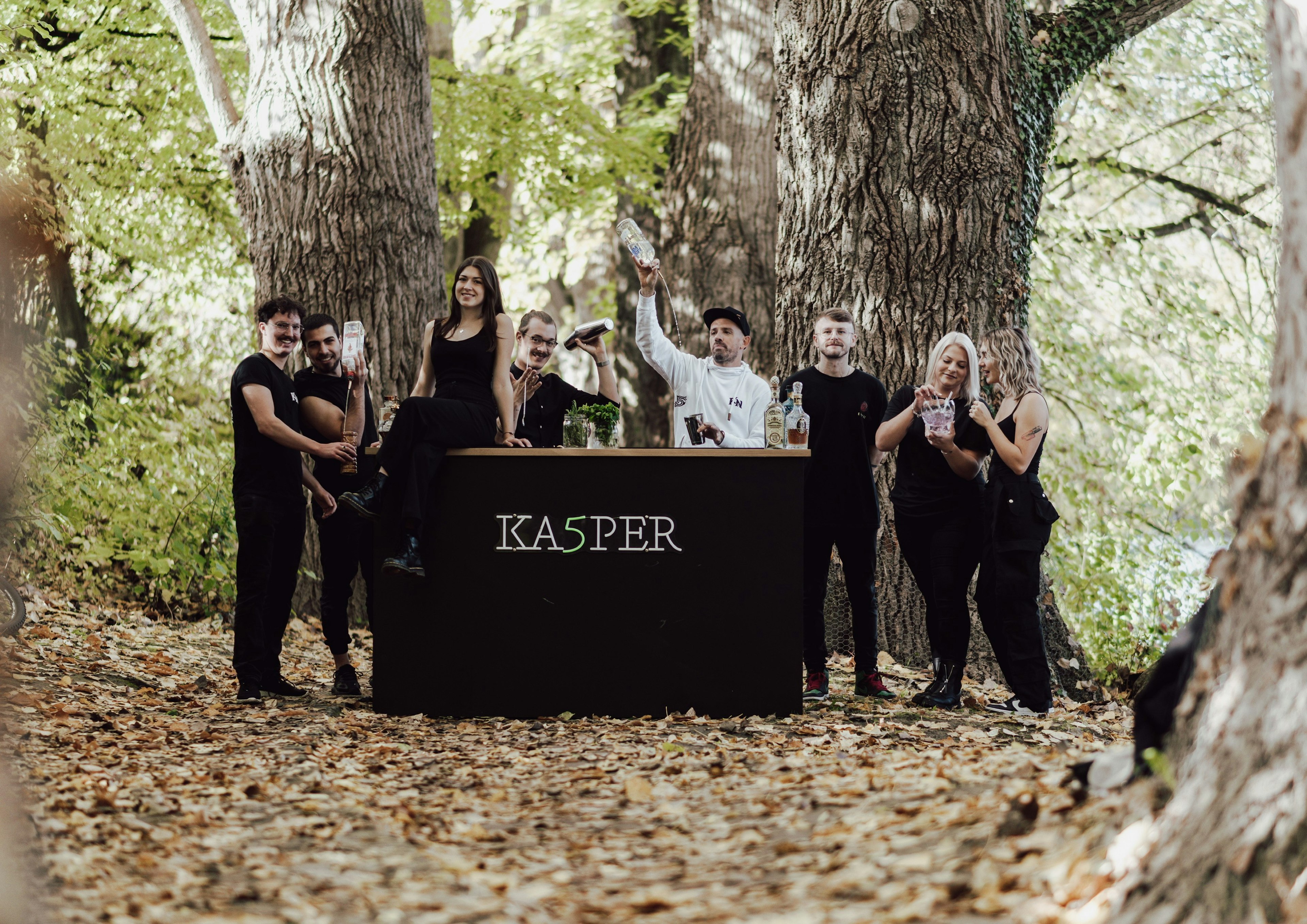 Mobile Bar im Wald mit Gruppe die Cocktails mixt