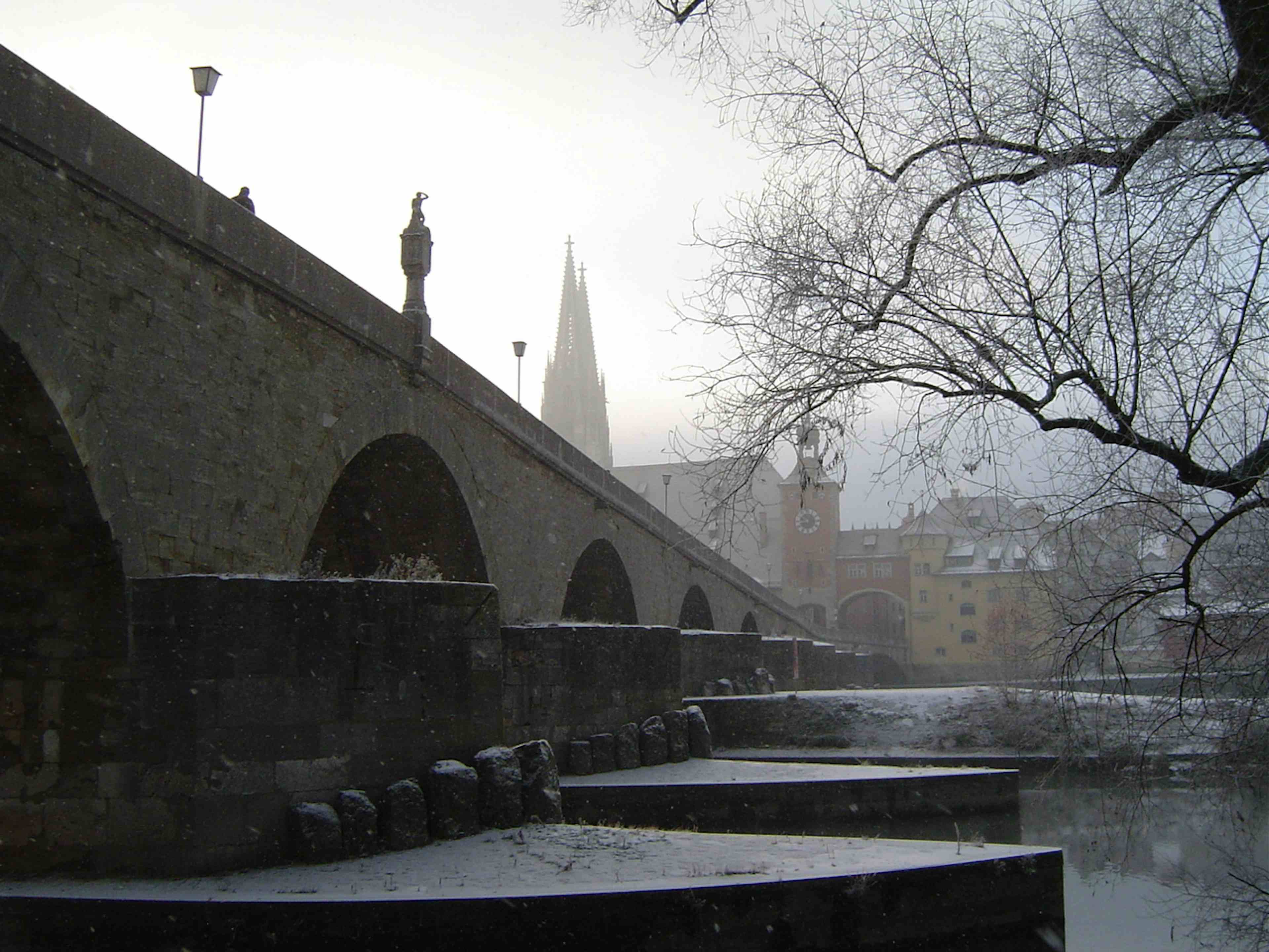 Steinerne Brücke bei Nebel