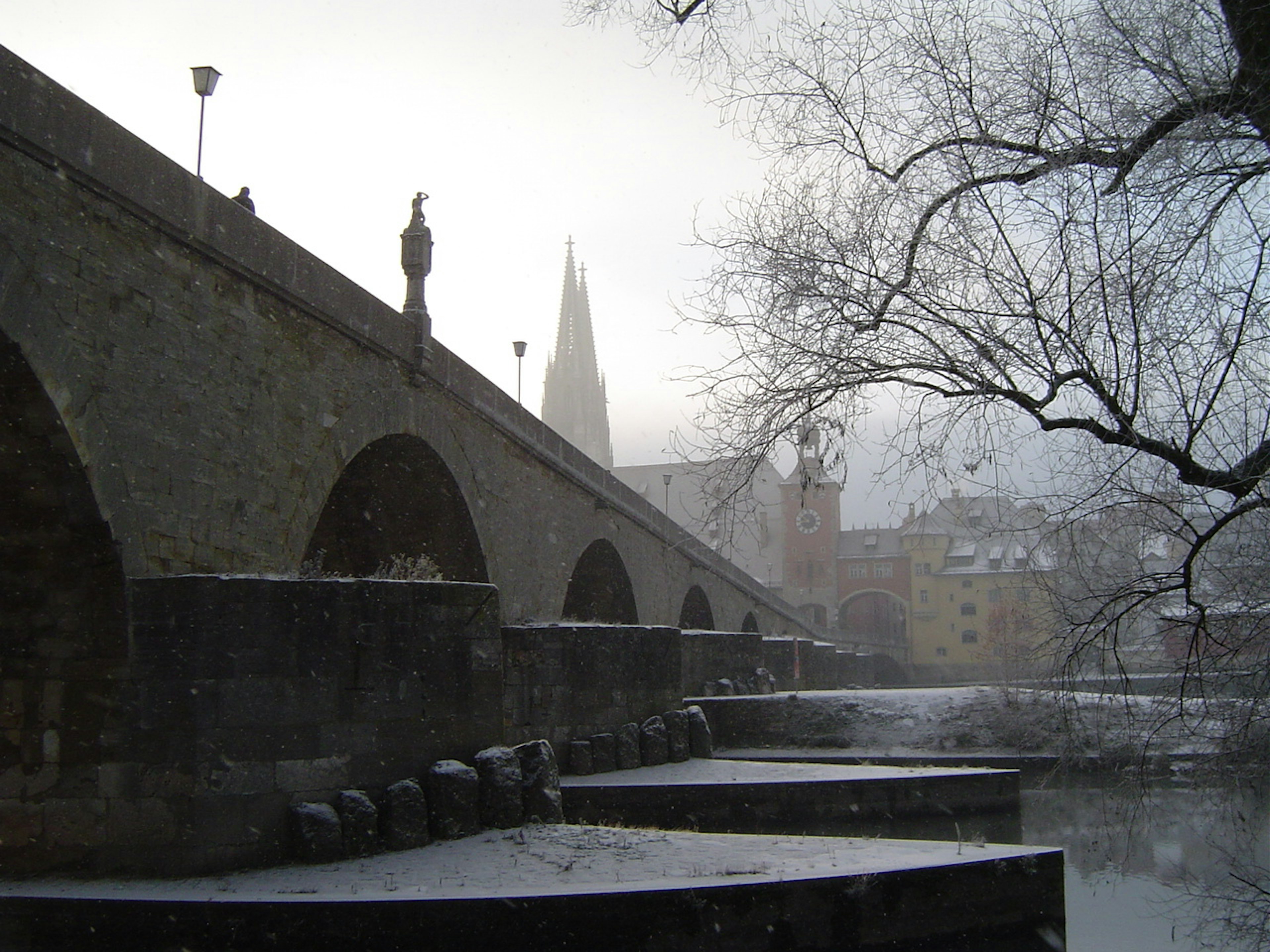 Steinerne Brücke bei Nebel