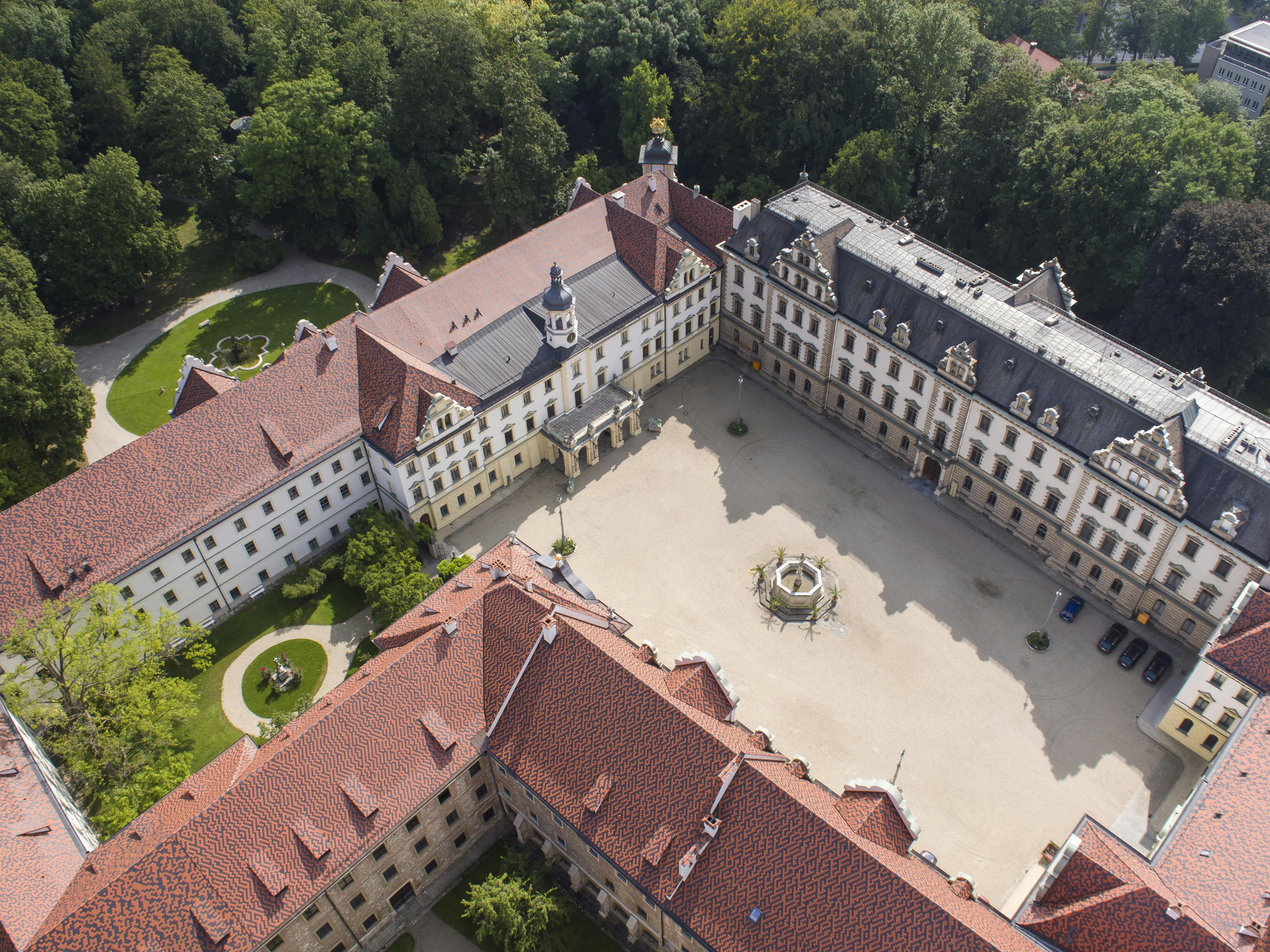 Das Schloss St. Emmeram in

 Regensburg aus der Vogelperspektive