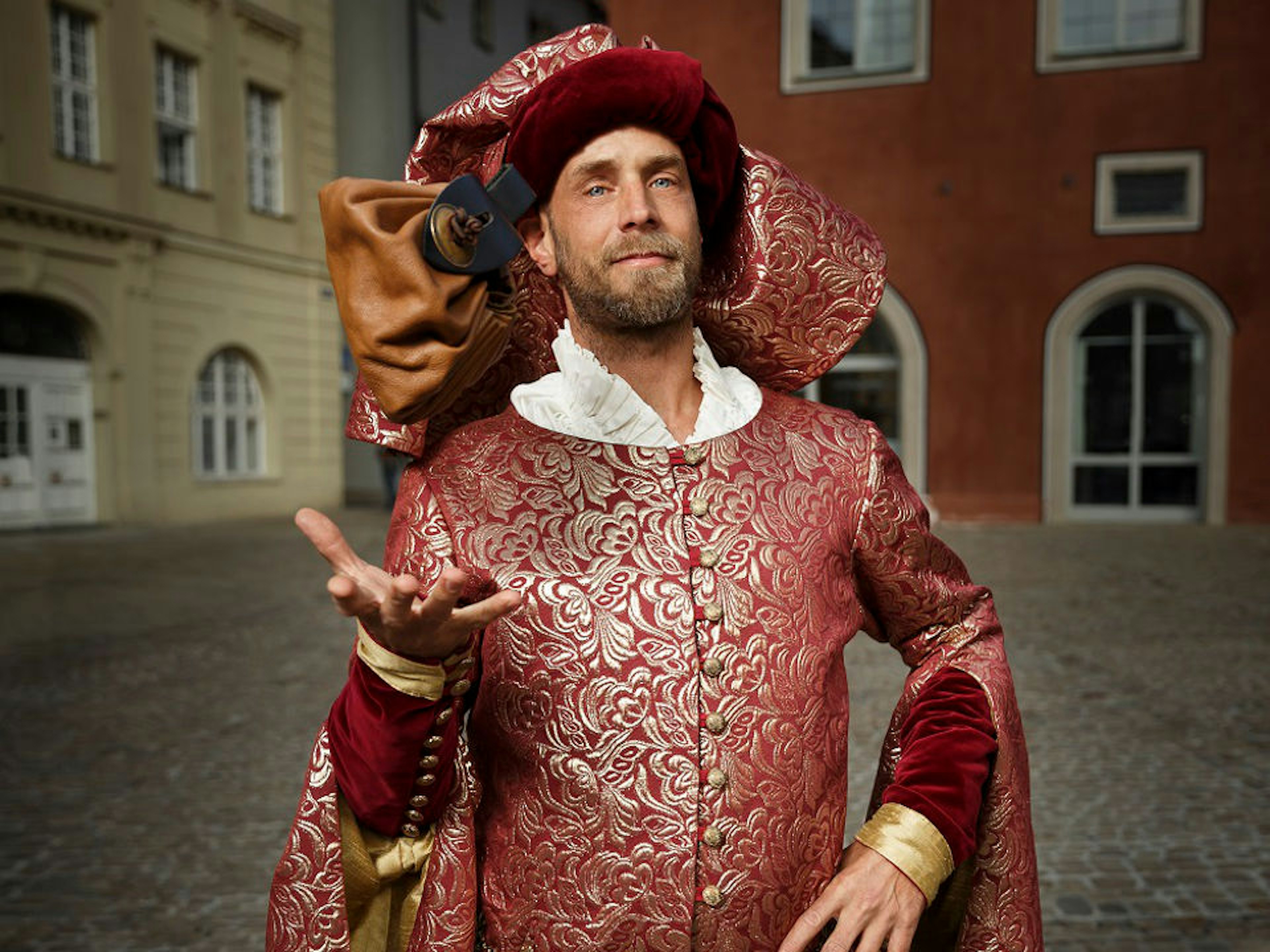Ein Schauspieler im Kostüm als Kaufmann Heinrich Zant