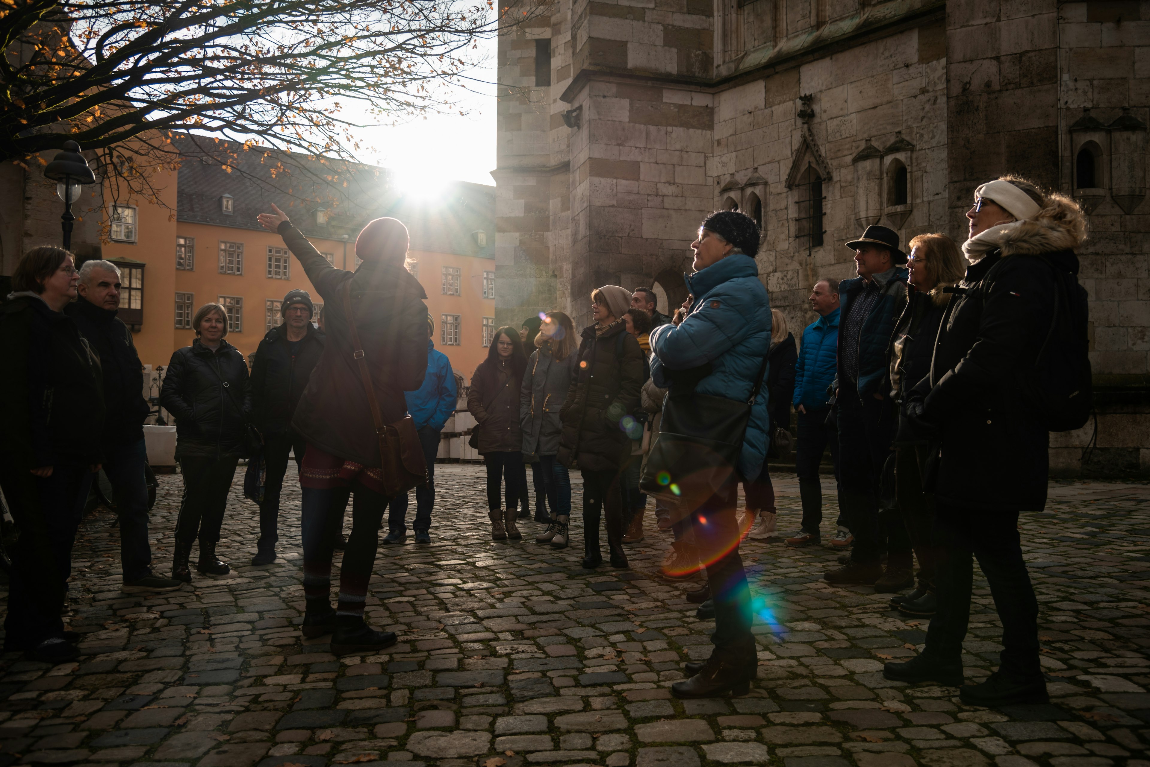 Eine Gruppe mit ihrem Guide im Domgarten