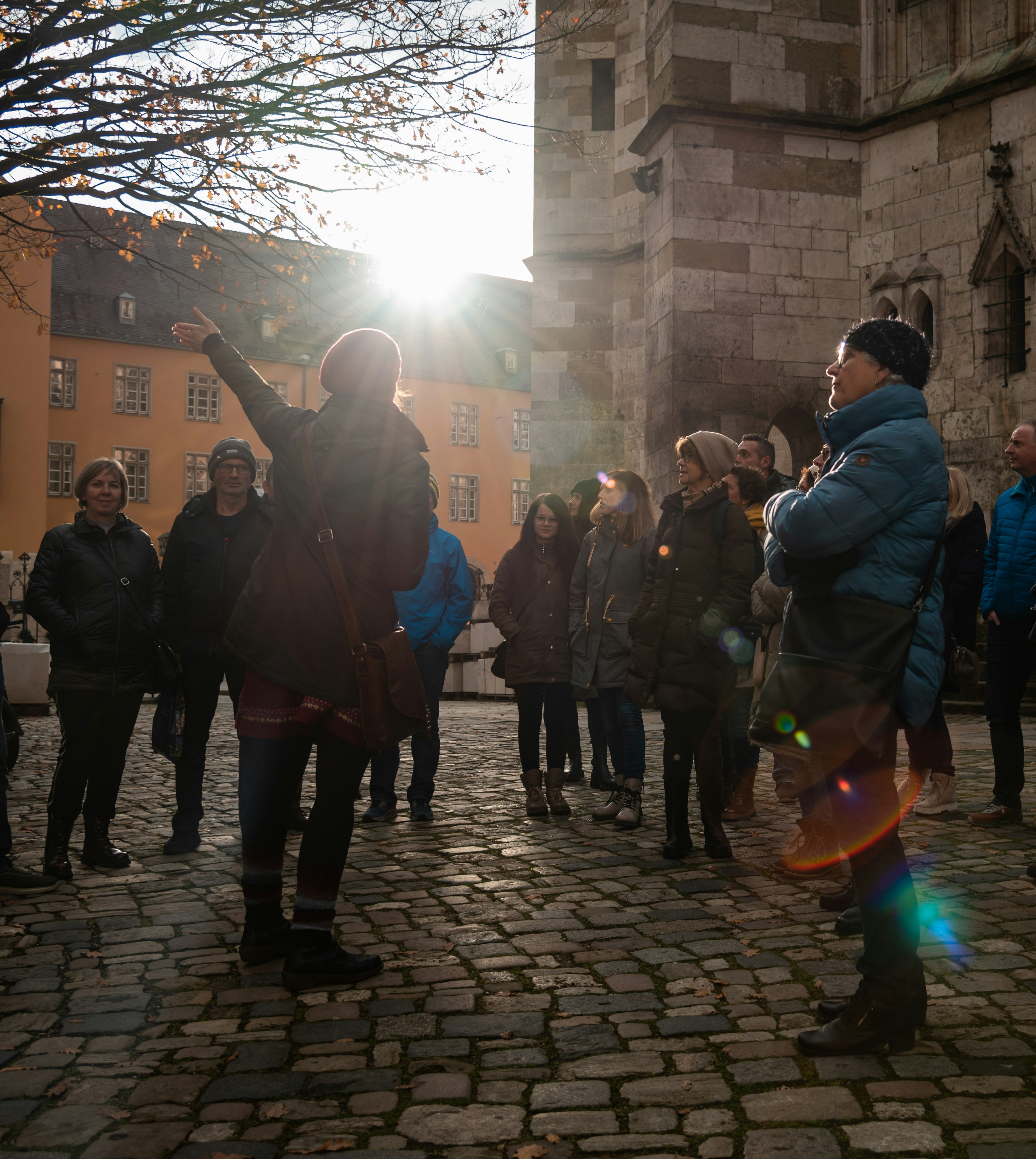 Eine Gruppe mit ihrem Guide im Domgarten