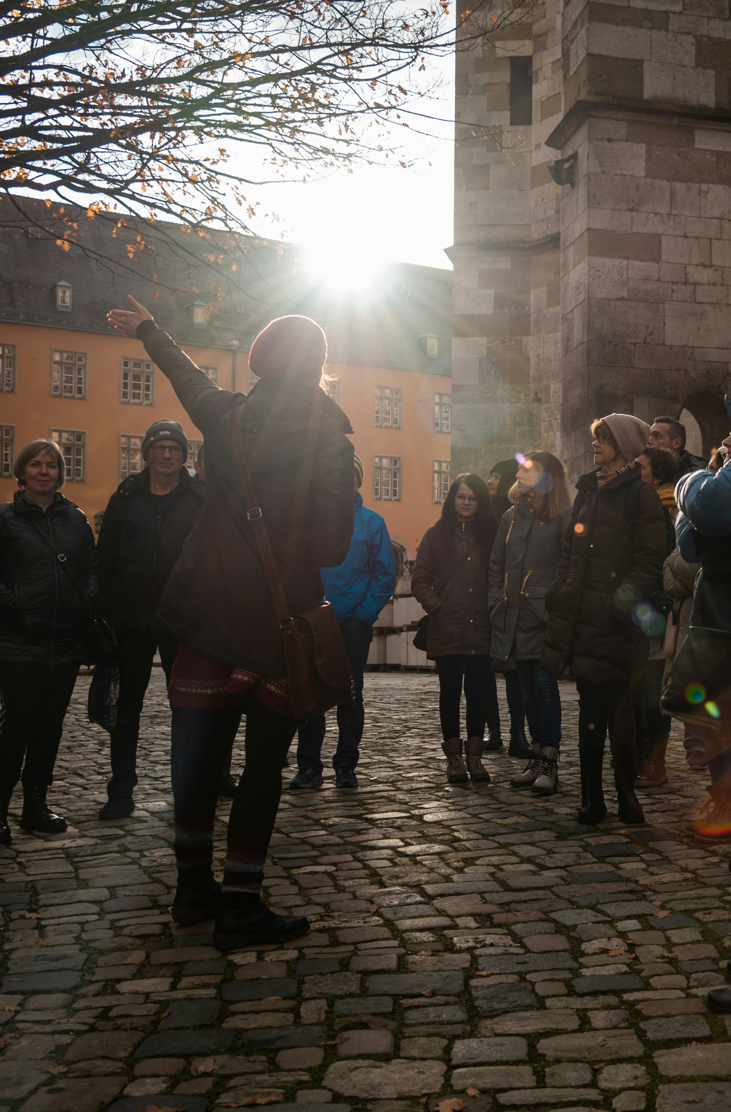 Eine Gruppe mit ihrem Guide im Domgarten