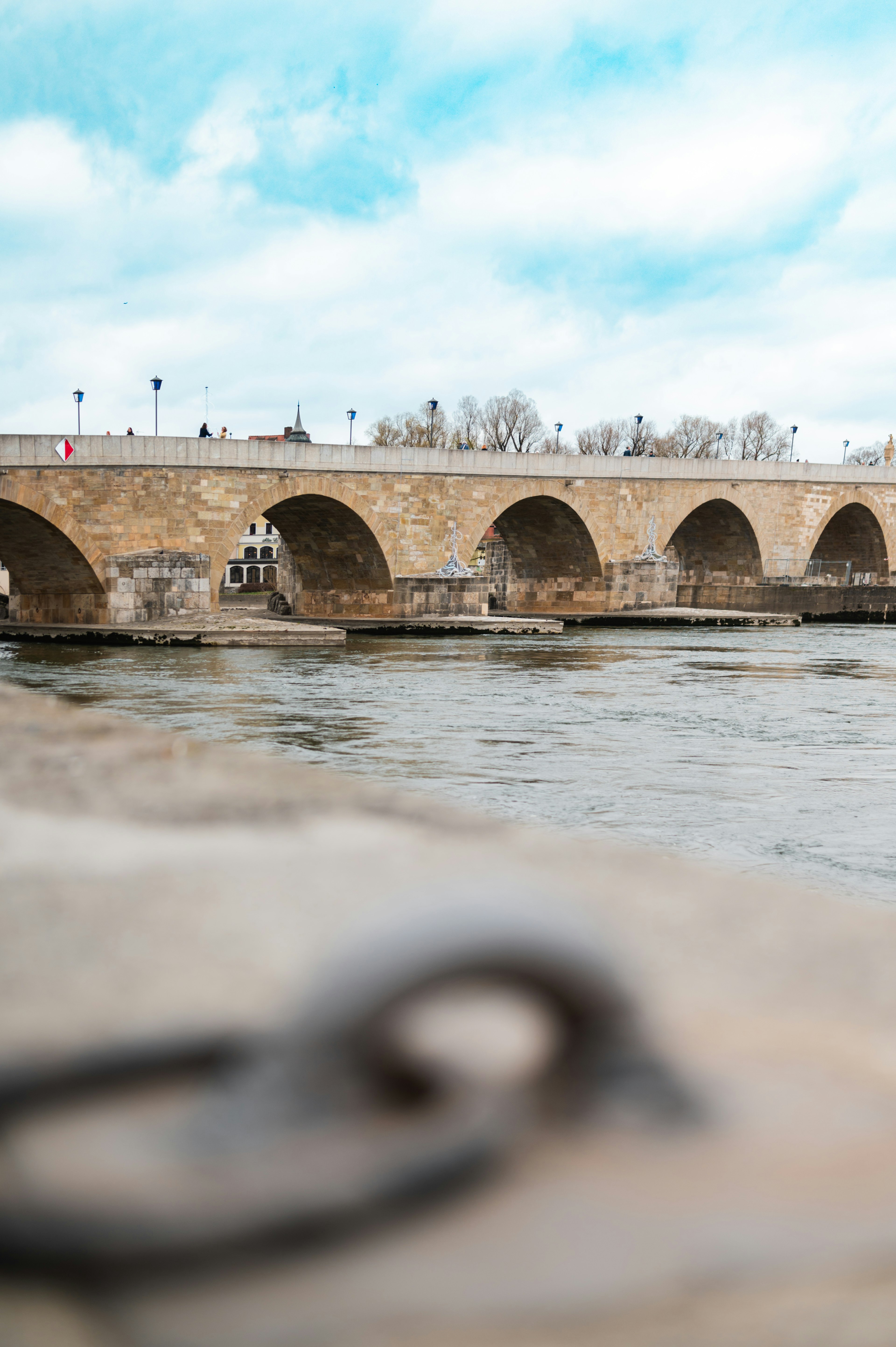 Die Steinerne Brücke im Frühling bei relativ hohem Wasserstand