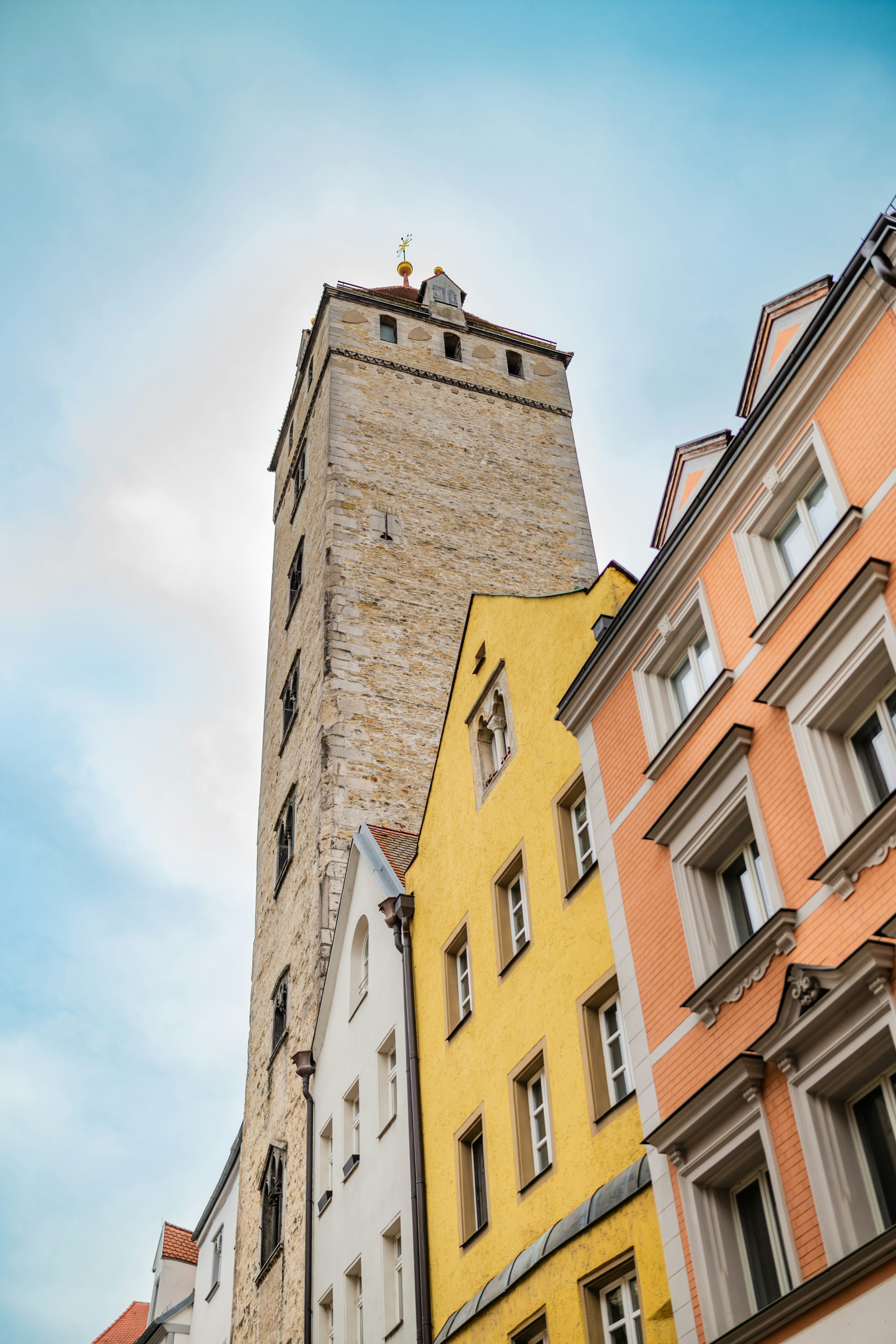 Goldener Turm bei Sonnenschein